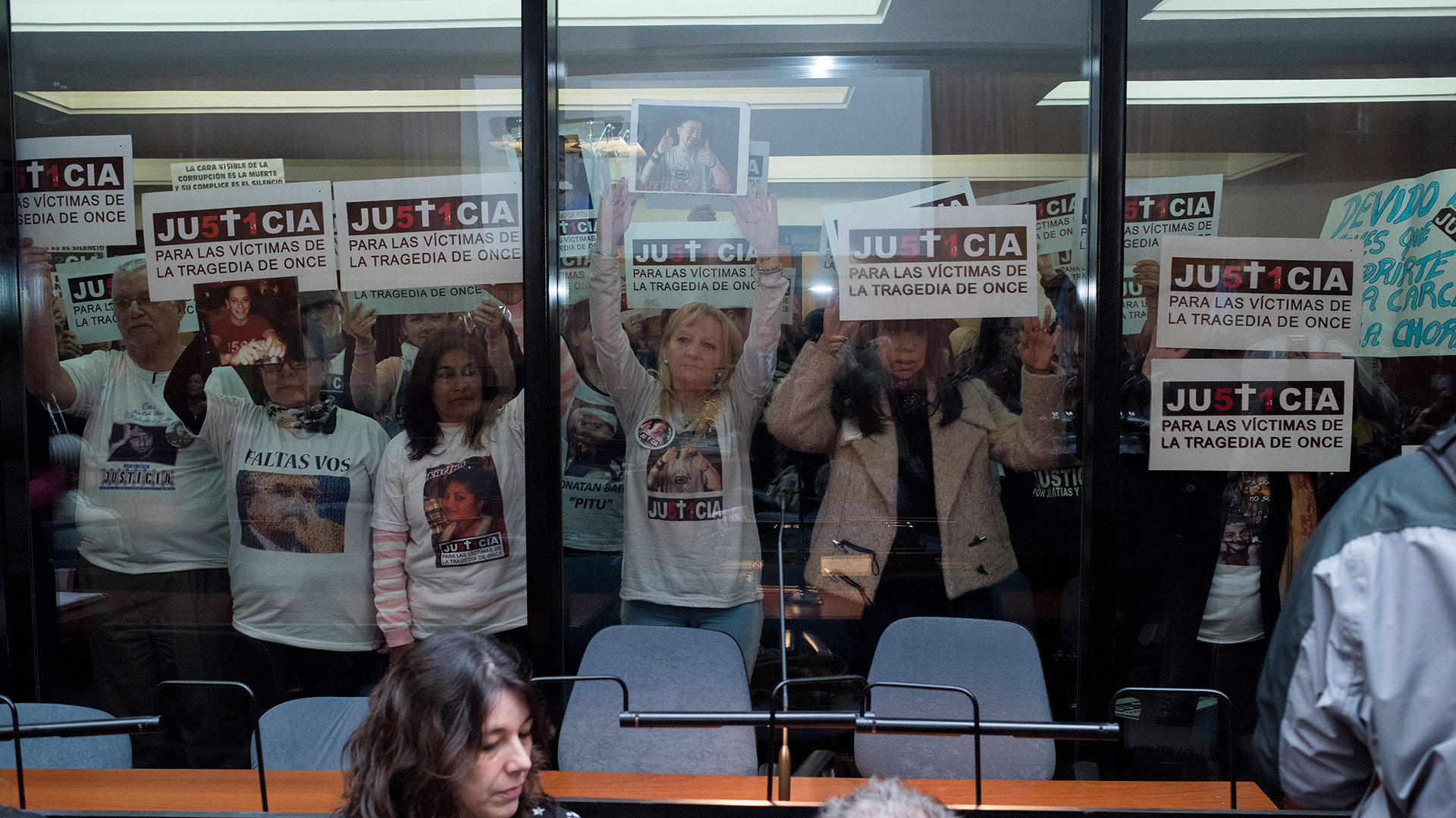 Los familiares, dentro de la sala de audiencias