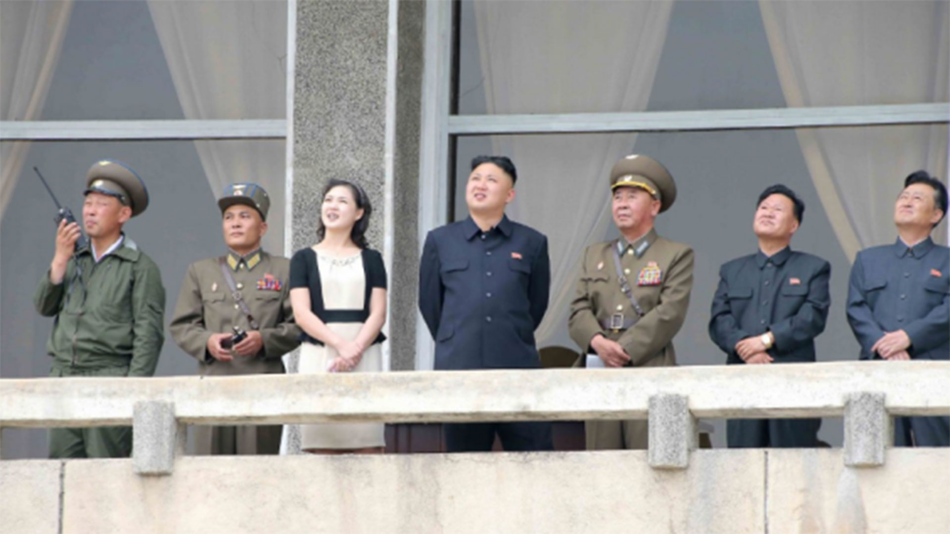 Kim Jong-un observando una prueba de misiles