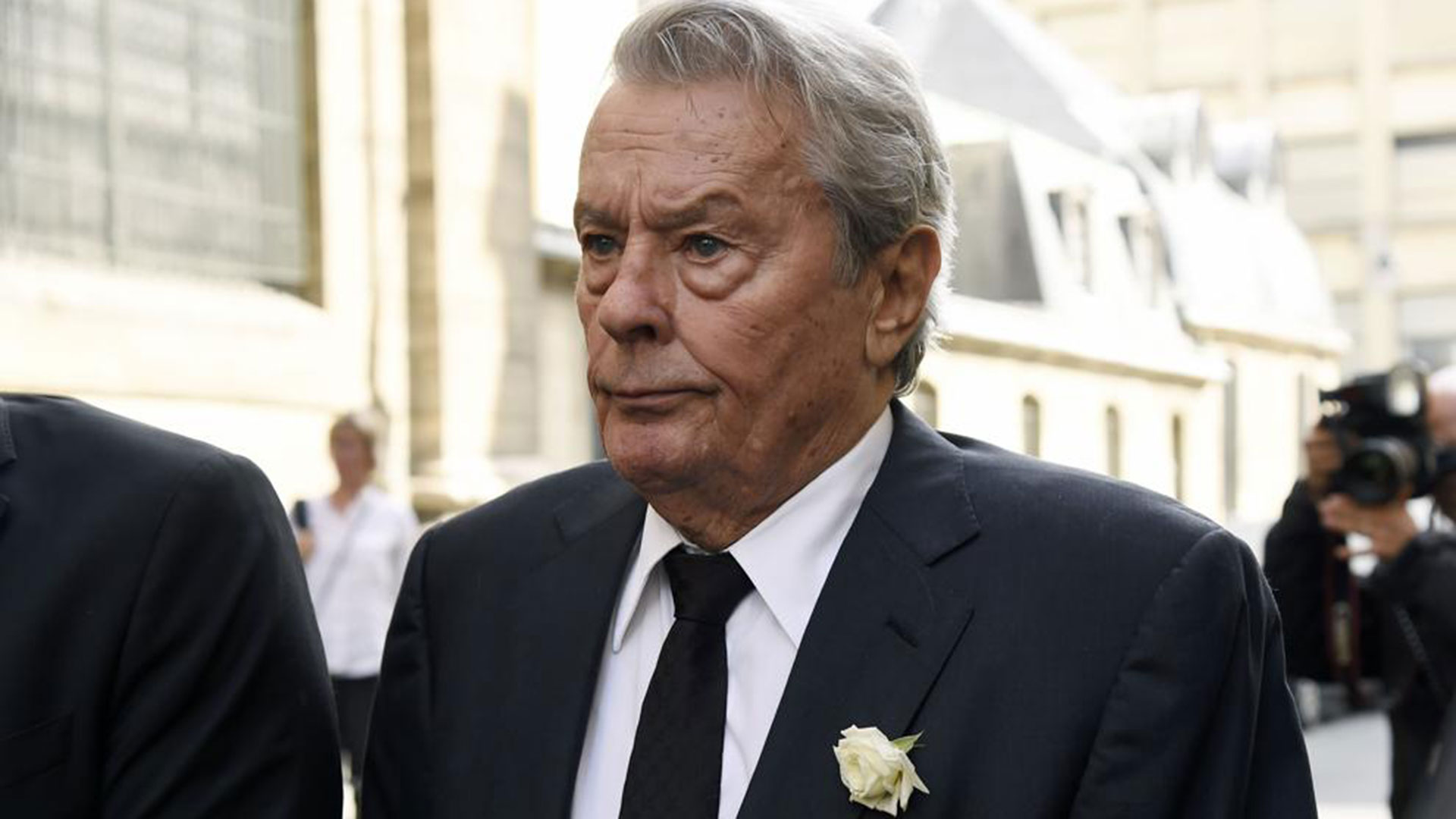 Le realizaron un bypass coronario a Alain Delon