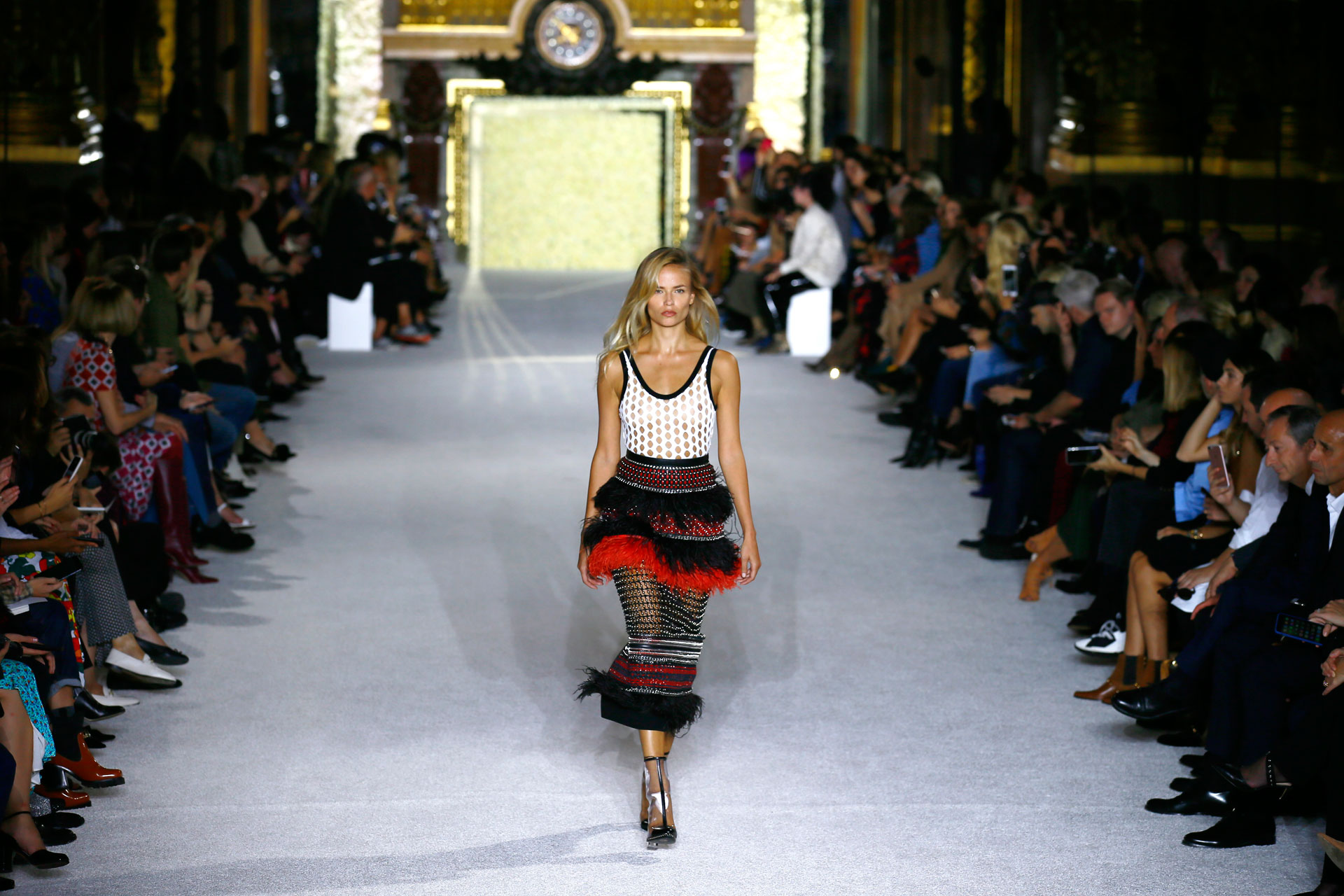 Transparencias, blanco, negro y rojo predominaron en la pasarela