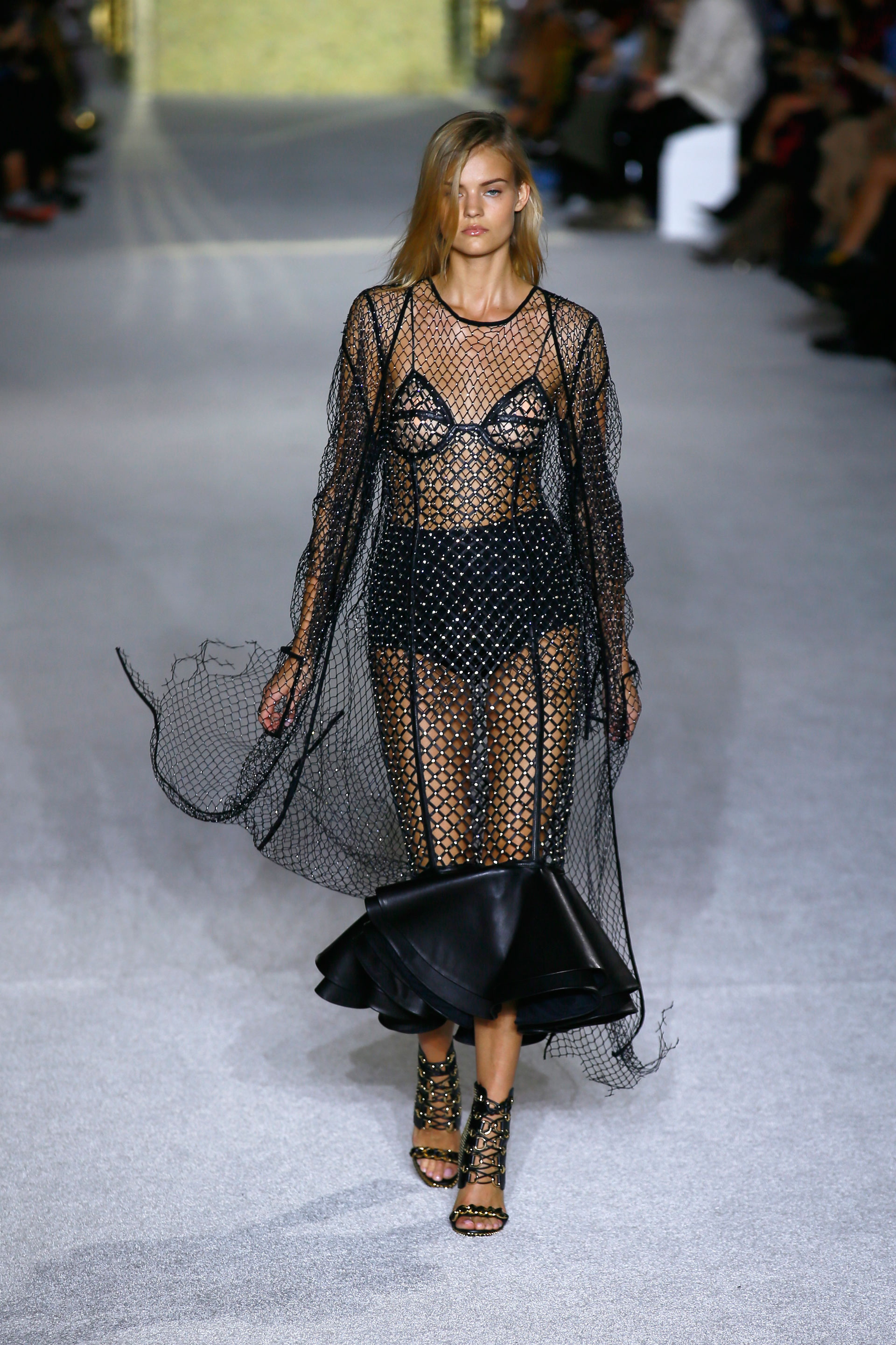La colección de la firma francesa está dirigida a una mujer fuerte y segura de su estilo. El barroco y las transparencias dejaron ver el lado más sensual de las modelos