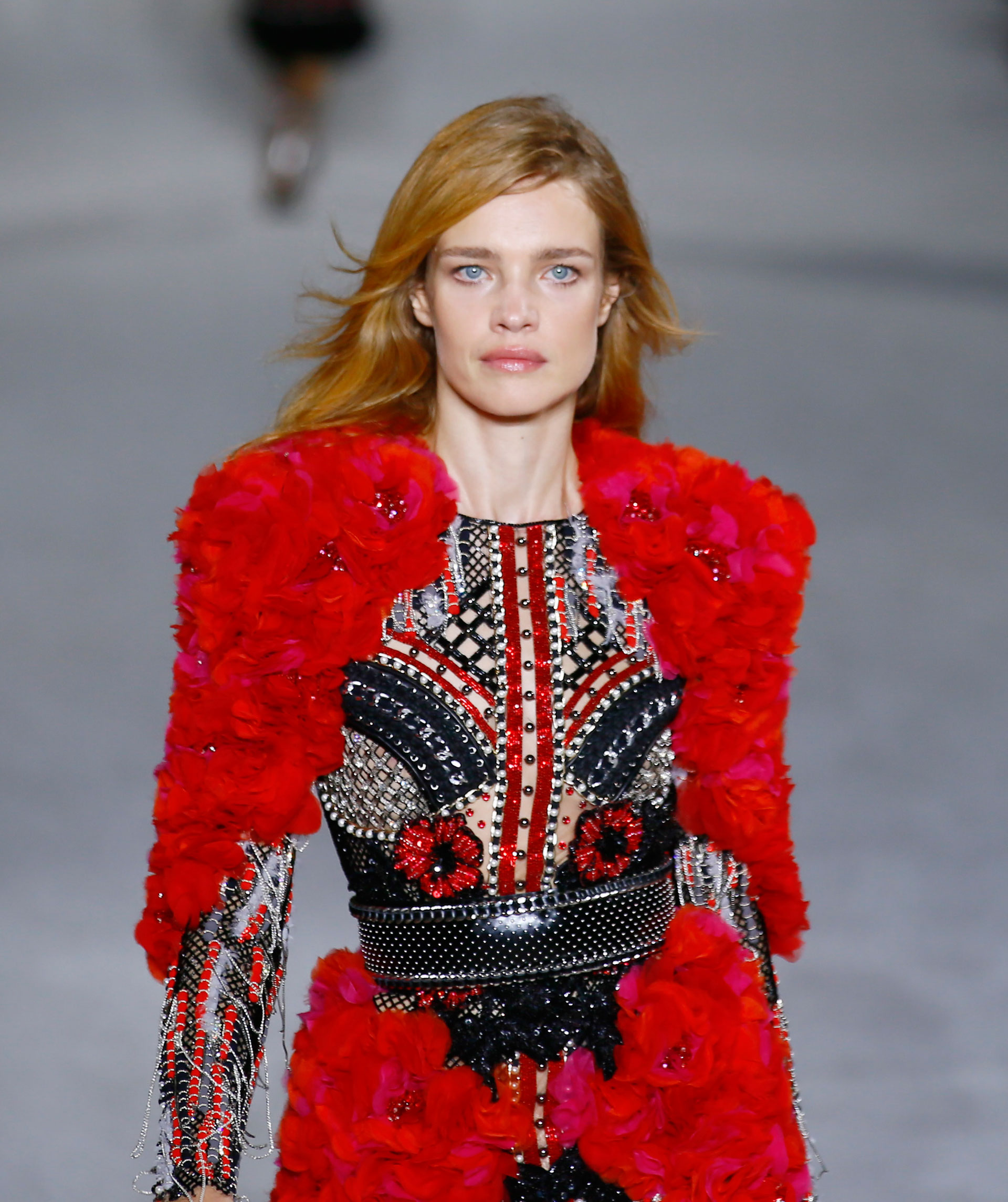 Hombreras y falda del diseño bordadas en flores fucisas y rojas. Todo el vestido bordado íntegramente con piedras, canutillos y cristales