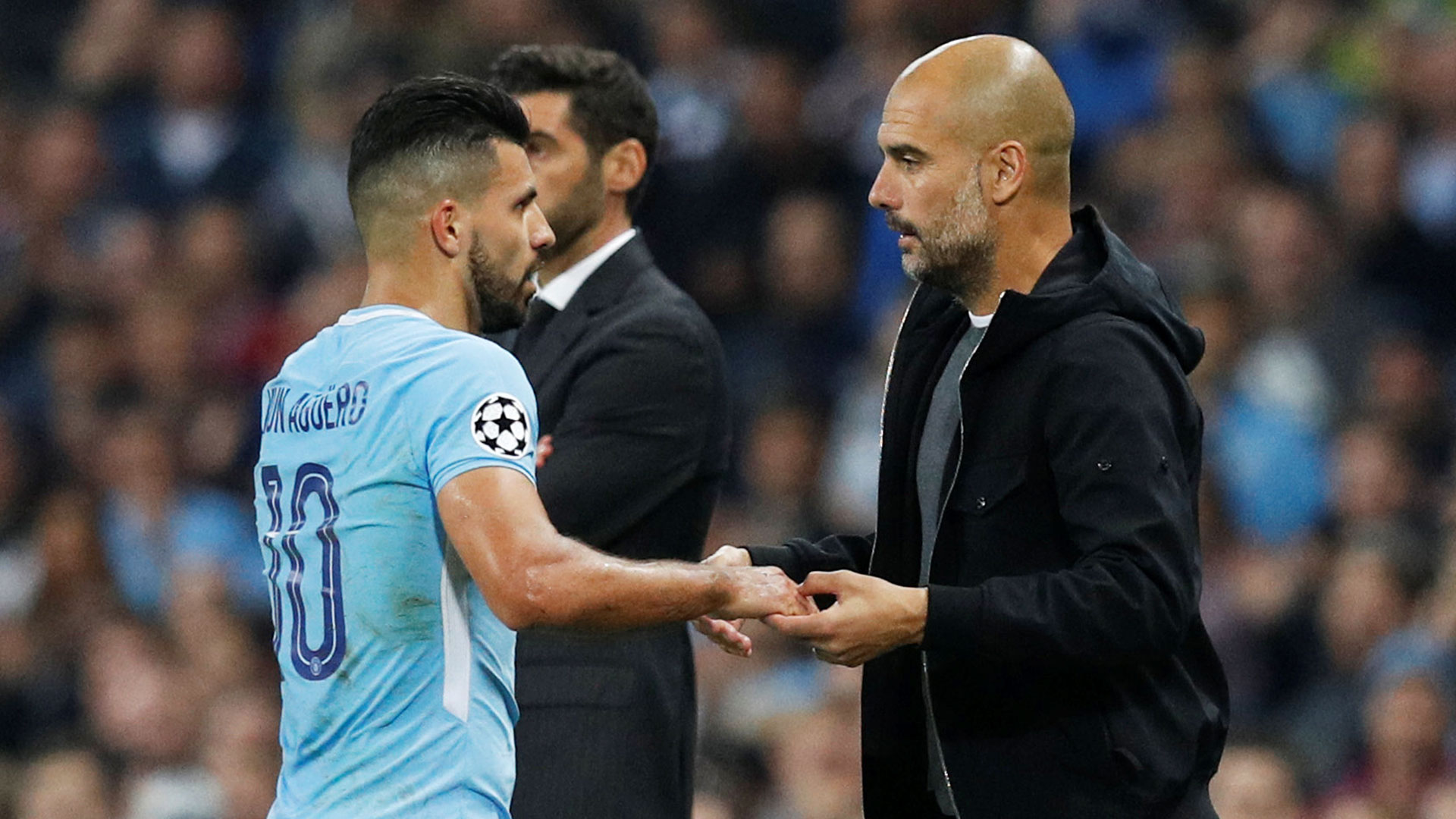 Pep Guardiola y Sergio “Kun” Agüero, en un duelo del Manchester City (Foto: Reuters)