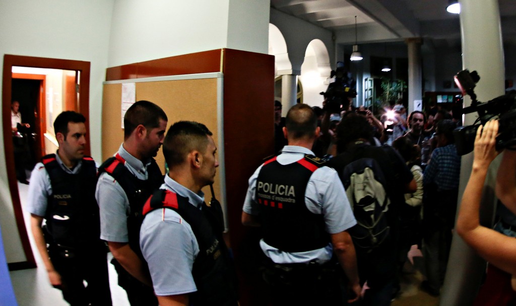 Mossos d'Esquadra, Catalan regional police, enter the Miquel Tarradell high school, one of the designated polling stations, where a group of people assembled to occupy the premises in a bid to allow voting for the banned independence referendum in Barcelona, Spain September 29, 2017. REUTERS/Enrique Calvo