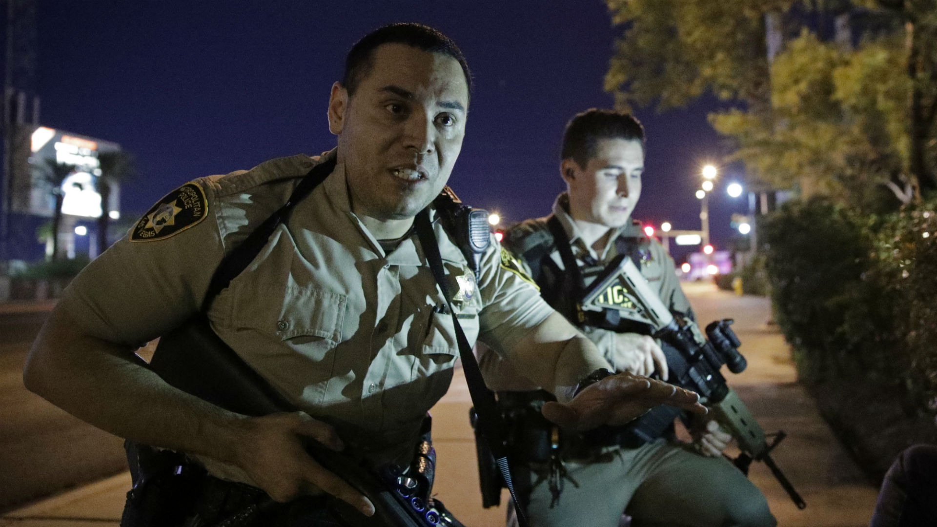 Agentes de la policía le pidieron a las personas que busquen refugio durante el tiroteo ocurrido cerca del hotel Mandalay Bay de Las Vegas