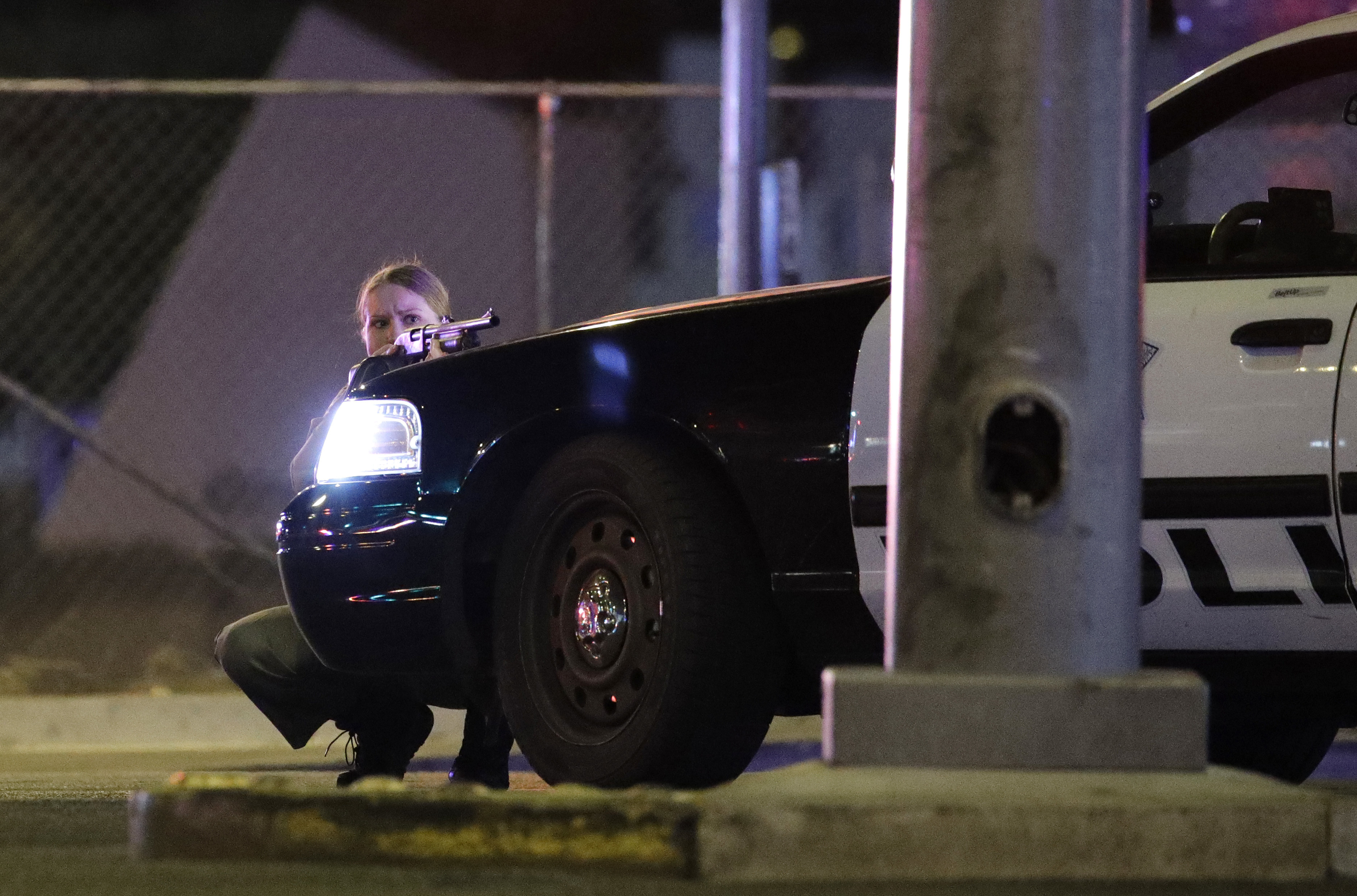 Una policía durante el tiroteo en Las Vegas (AP Photo/John Locher)