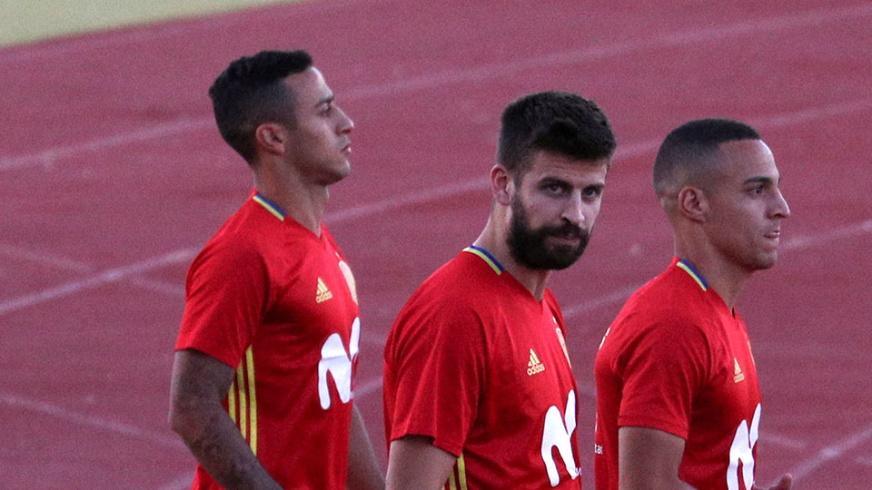 Piqué fue tildado de traidor y silbado al entrar y salir del campo de juego en su última convocatoria a la selección española (Reuters)