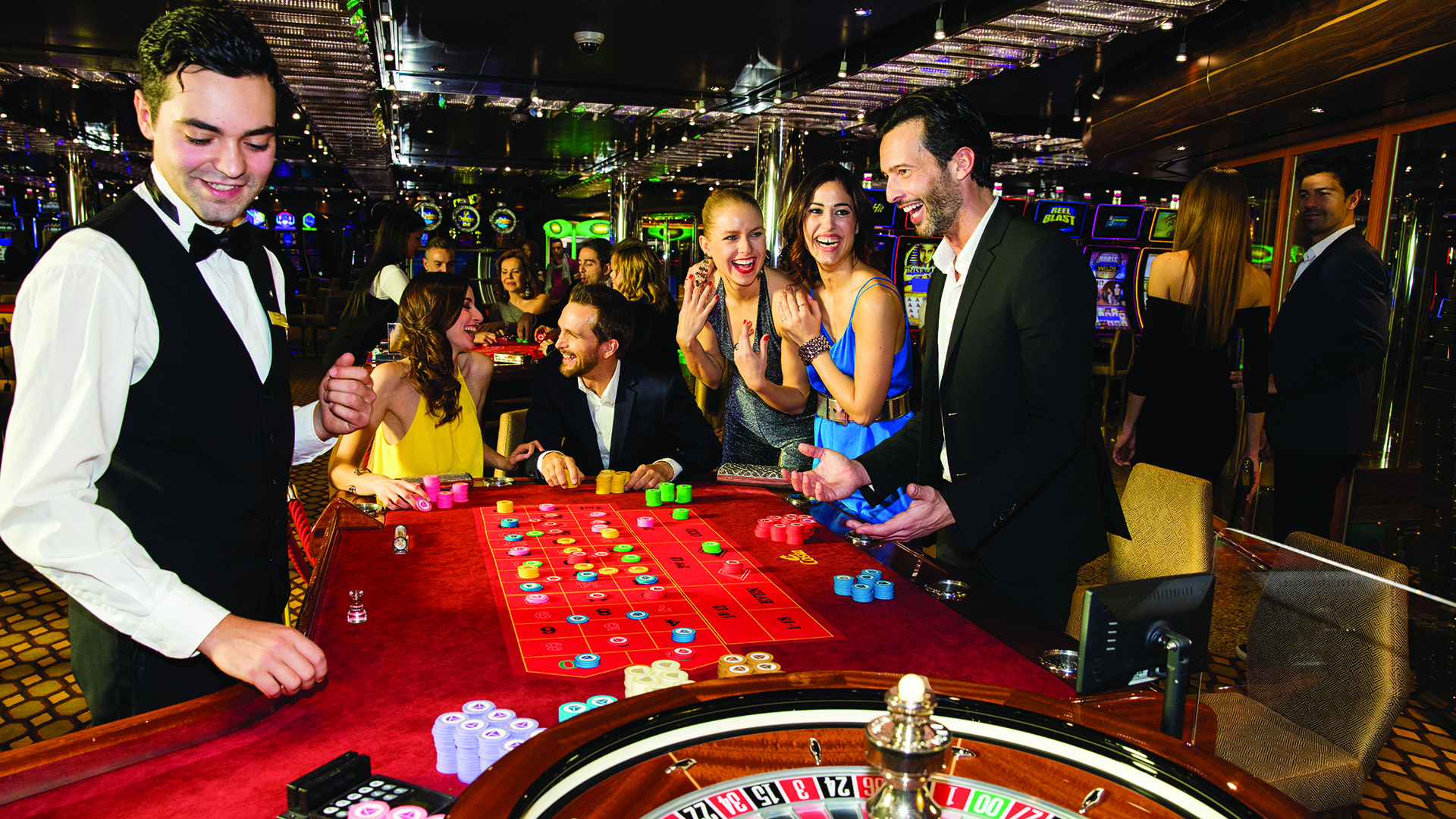 Uno de los casinos interiores, con todos los juegos y máquinas imaginables.