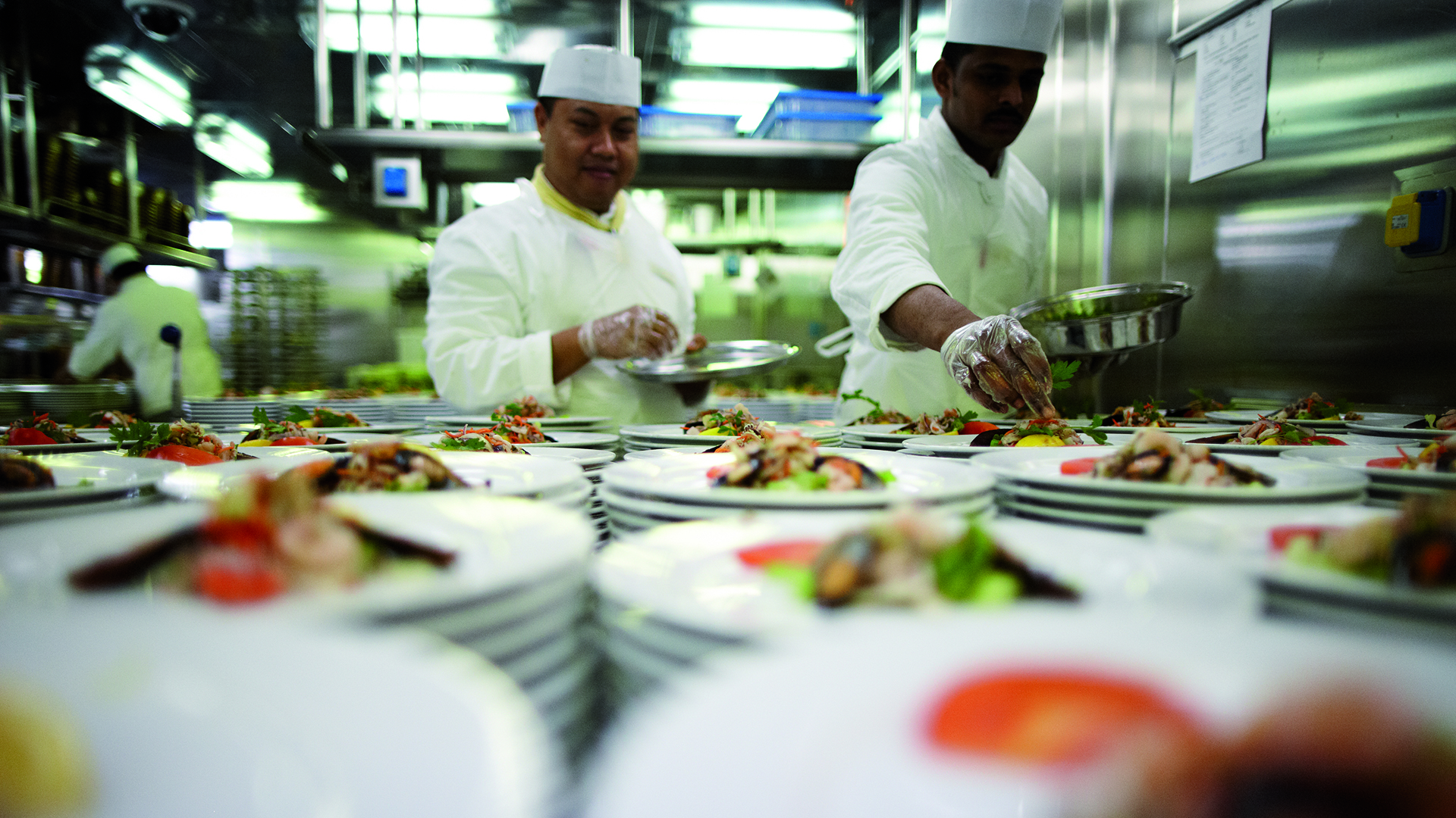 Estas embarcaciones pueden tener hasta un equipo de 200 cocineros trabajando para alimentar a miles de personas por día.