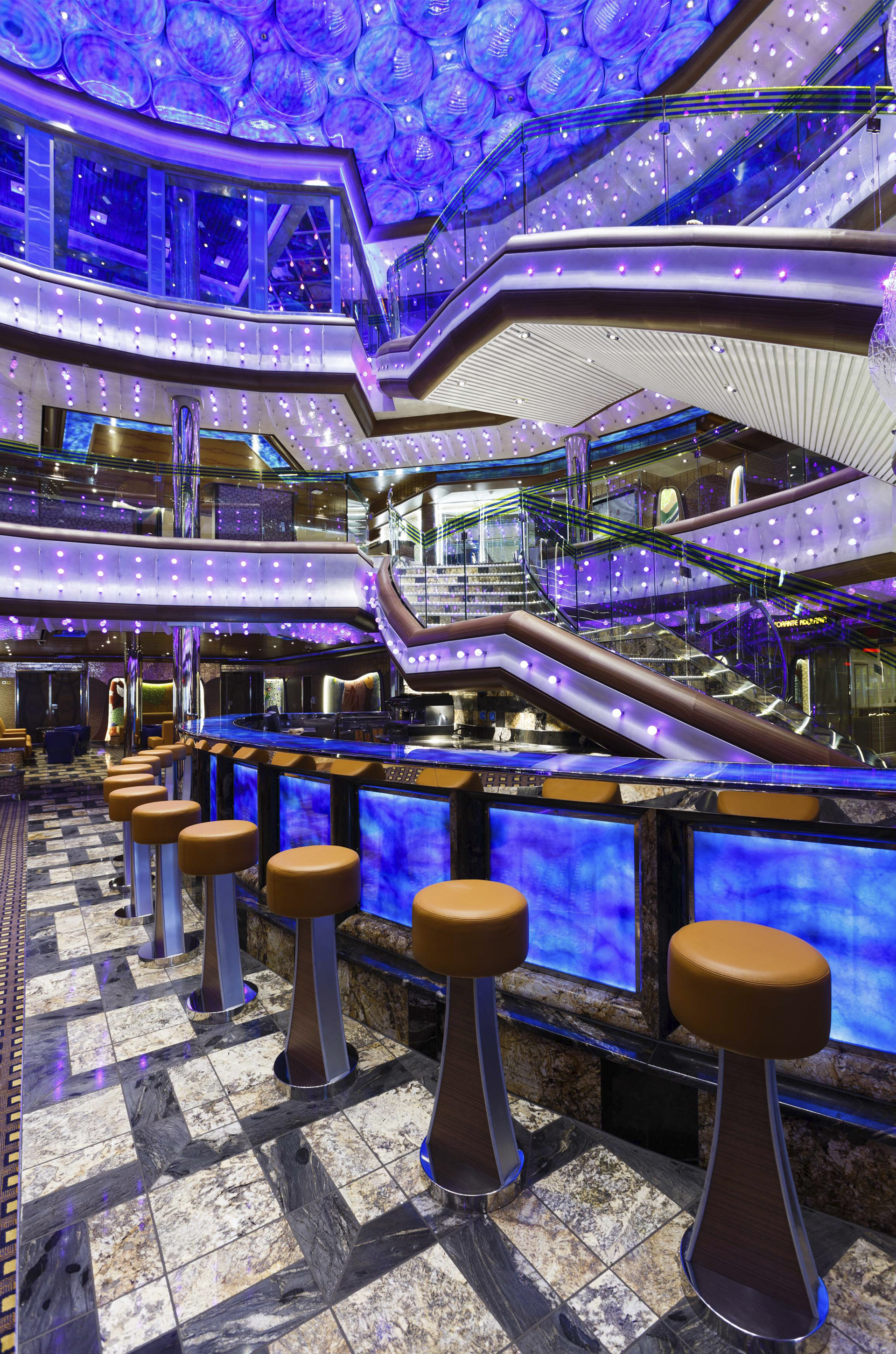 Uno de los halls del Costa Diadema.