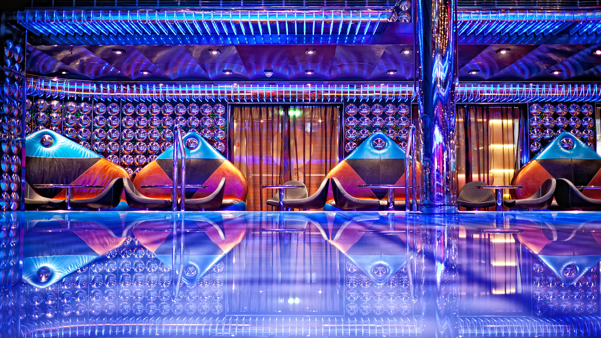 Discoteca Babylon en el interior del crucero Costa Fascinosa.