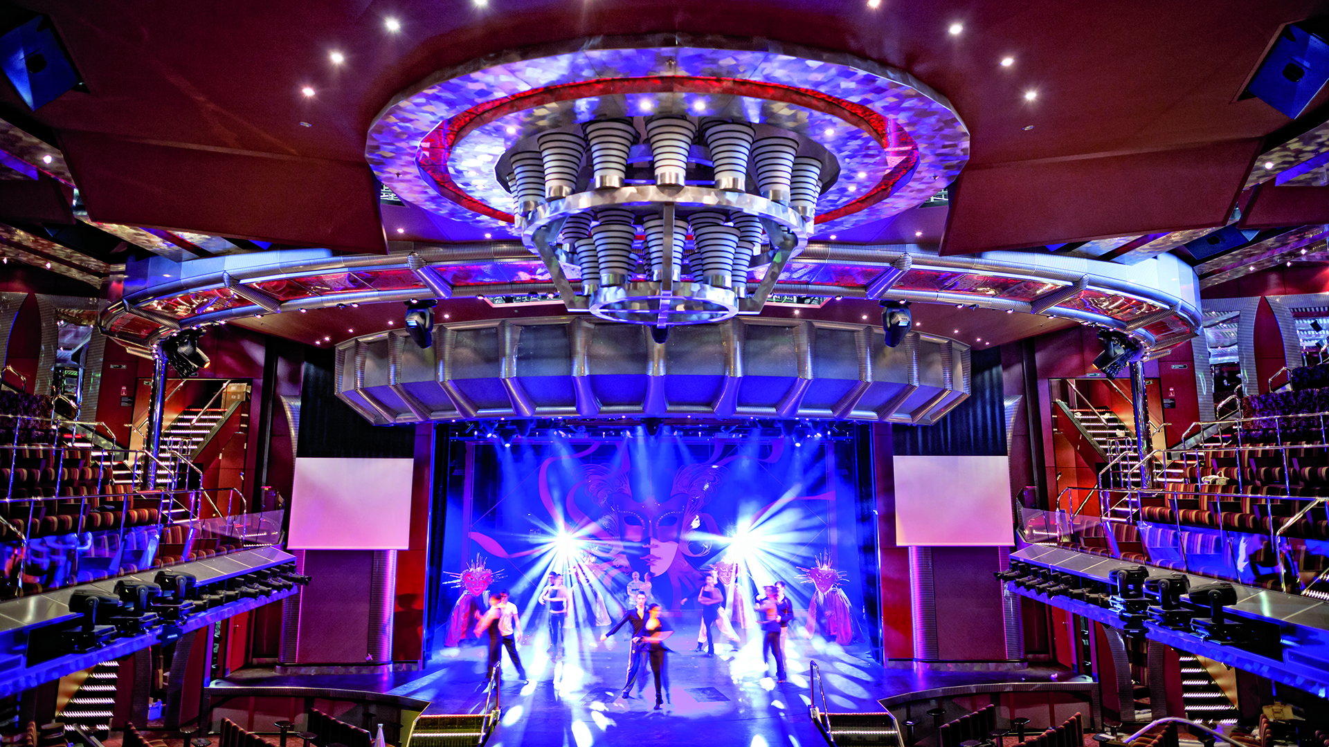 Un ensayo del equipo de actores y bailarines antes de la función en vivo.