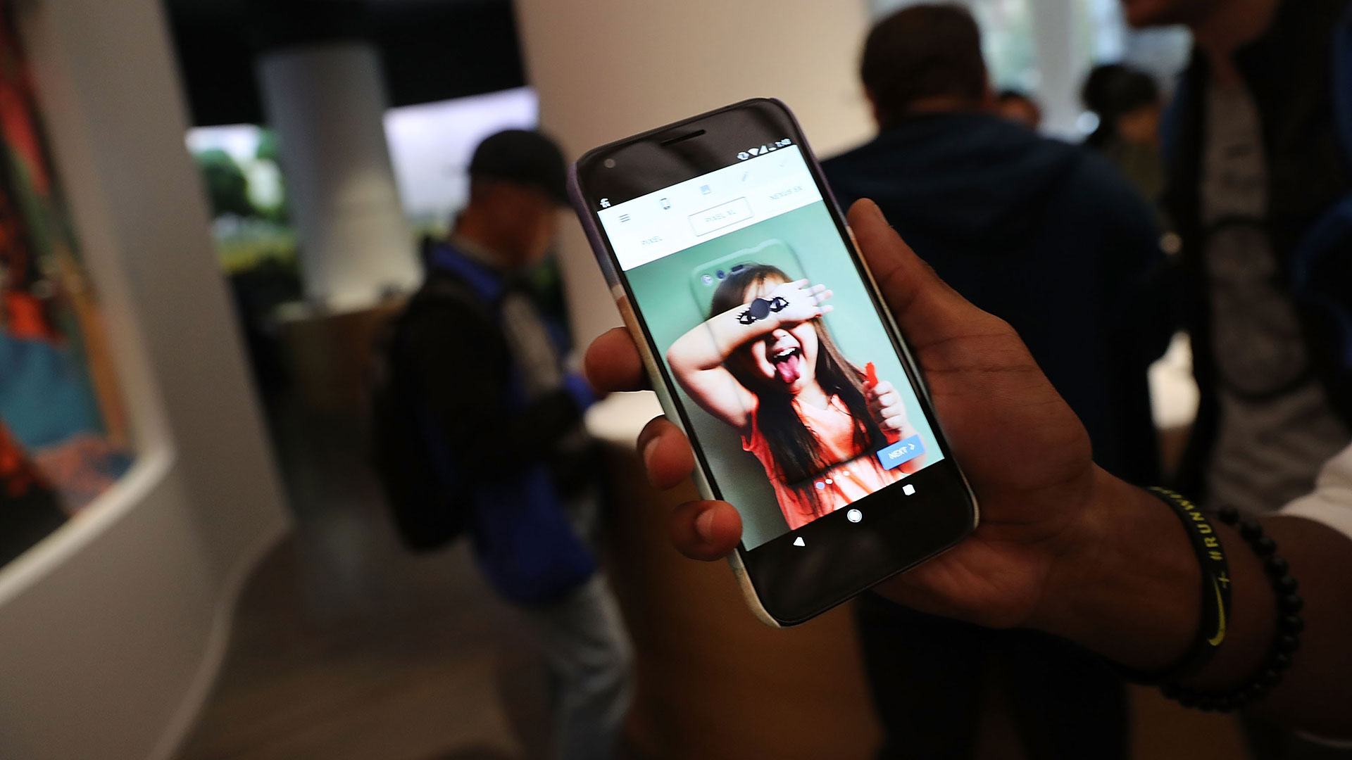 La presentación llega un año después de que la compañía anunciara su primera gama de Pixel, con los que dio un nuevo paso para hacerse un hueco en el competitivo mercado de la telefonía móvil (Getty Images)