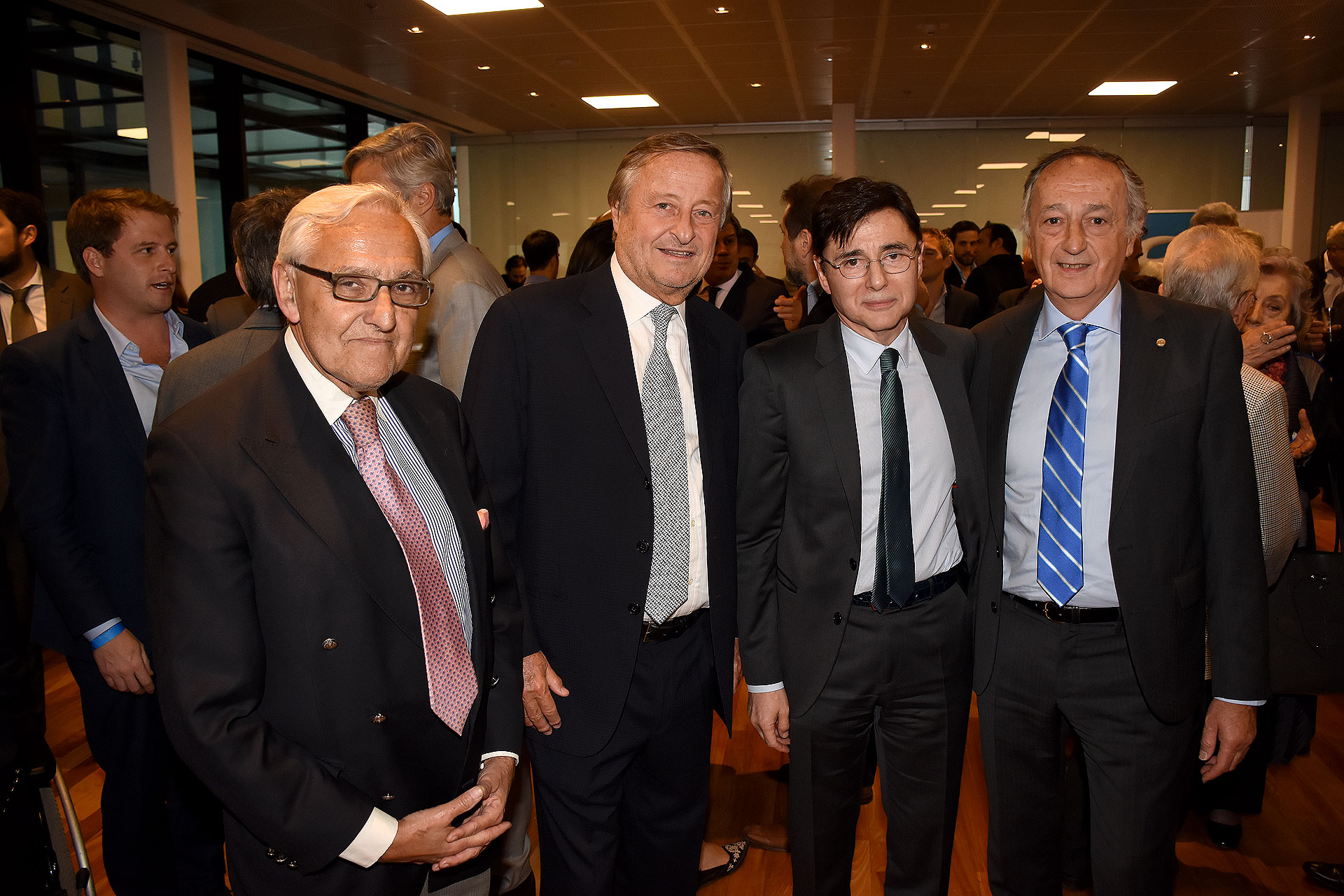 El analista político Rosendo Fraga; el presidente de Fiat Argentina, Cristiano Rattazzi; el CEO de Editorial Perfil, Jorge Fontevecchia, y el presidente de la Unión Industrial Argentina, Miguel Acevedo, durante el cóctel previo a la entrega de los Premios Perfil 2017 en la Cúpula del Centro Cultural Kirchner (CCK)