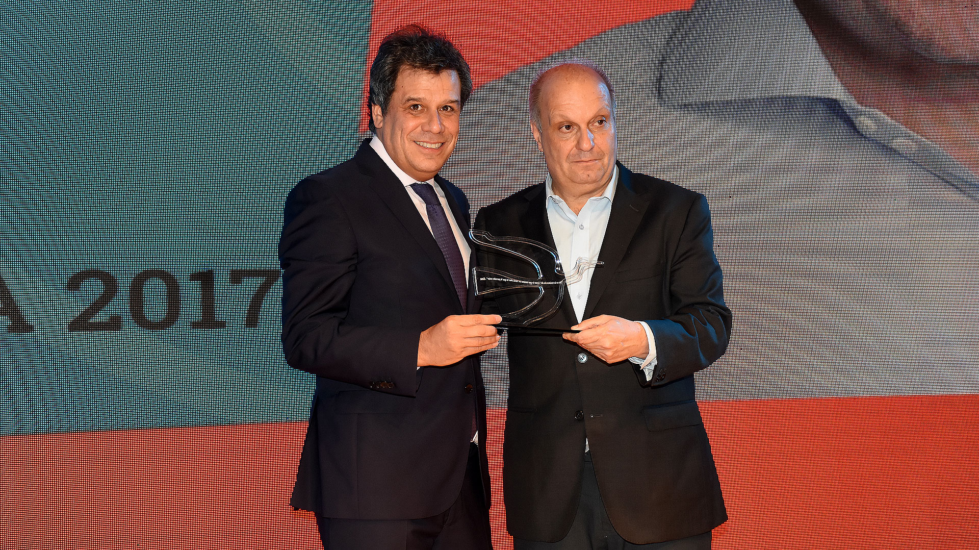 Hernán Lombardi, titular del Sistema Federal de Medios y Contenidos Públicos, entregando el premio a Facundo Manes