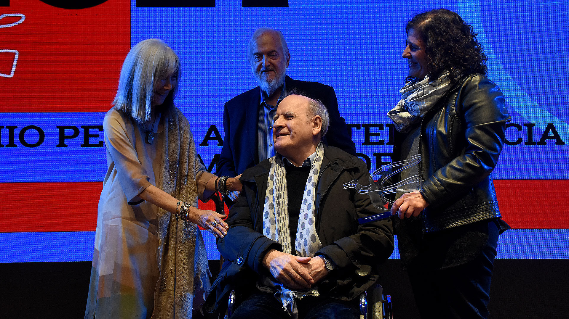 De manos de María Kodama, Quino (Joaquín Salvador Lavado) recibió el Premio Perfil a la Inteligencia de los Argentinos 2017 en el rubro Humanidades