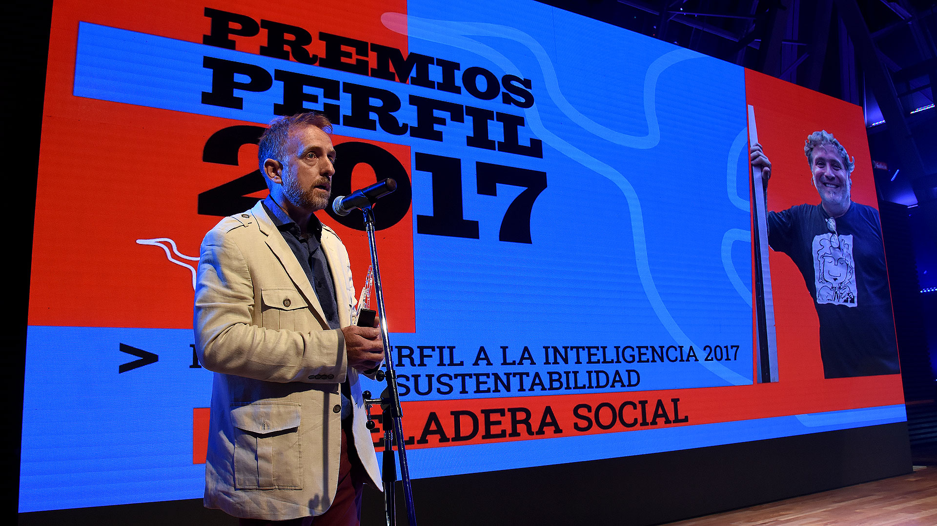 En la categoría Sustentabilidad, el Premio Perfil a la Inteligencia de los Argentinos 2017 fue para los creadores de Heladera Social y fue recibido por Luis Pondal. Tres restaurantes de Tucumán idearon esta iniciativa para que, las personas que no pueden pagar por sus alimentos, los retiren de una heladera que contiene comida que no fue utilizada
