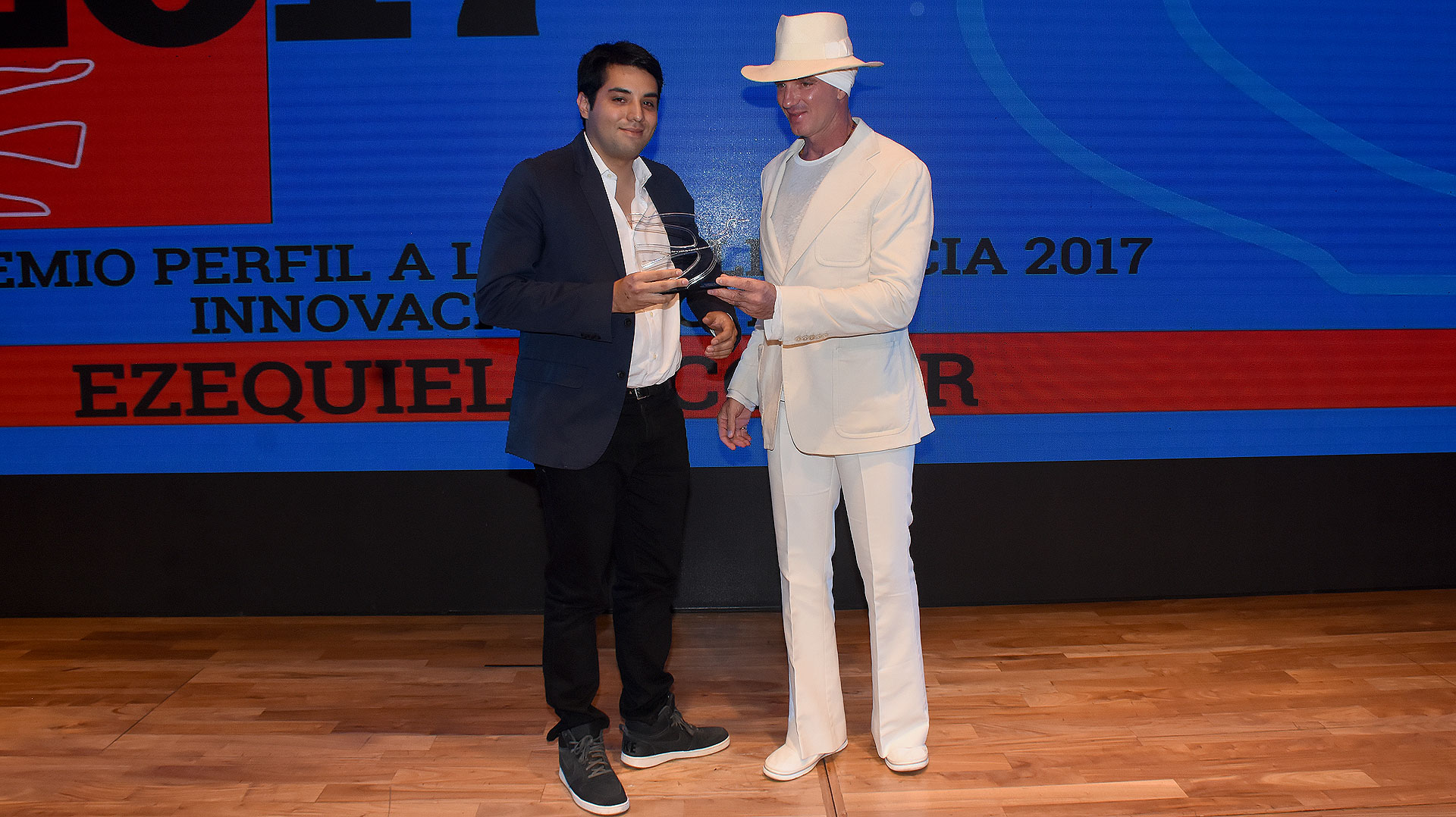 Alan Faena entregó el Premio Perfil 2017 en la categoría Innovación Digital a Matías Araujo de uSound, un desarrollo de cuatro universitarios que ayuda a personas con deficiencias auditivas, a través de smartphones y auriculares inalámbricos comunes
