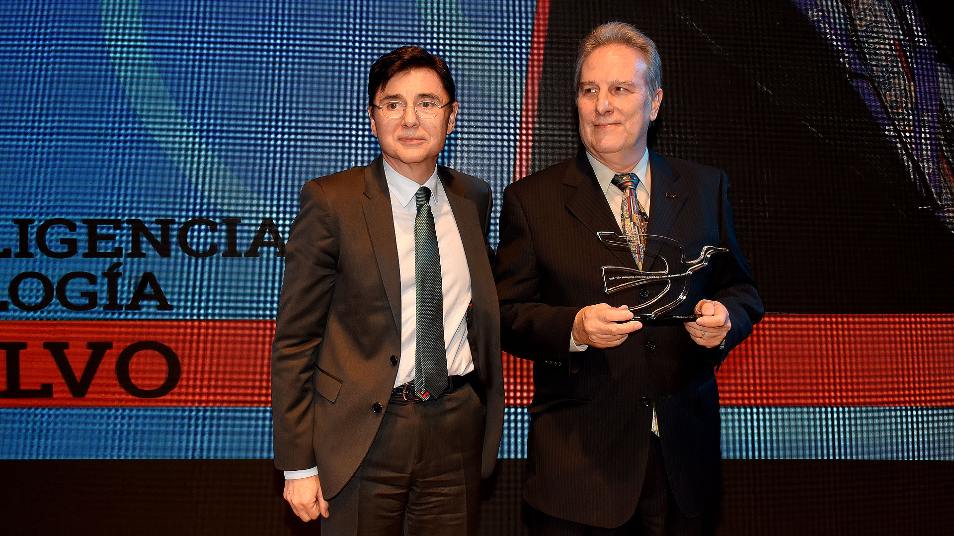 Jorge Fontevecchia, fundador de Editorial Perfil, le entregó el Premio Perfil a la Inteligencia de los Argentinos en Ciencia y Tecnología a Ernesto Calvo, un investigador y científico que fue distinguido internacionalmente por encabezar un equipo que desarrolló un novedoso método de extracción de litio, de un modo más sustentable y económico