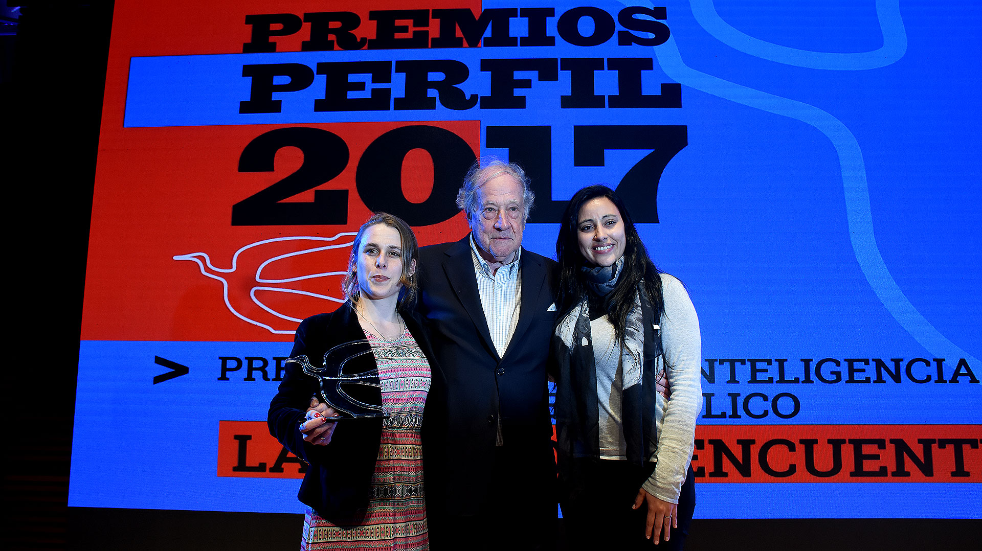 Robert Cox, ex director del Buenos Aires Herald, entregó el Premio Perfil a la Inteligencia de los Argentinos en el rubro Bien Público a “La Casa del Encuentro”, una asociación que trabaja contra la violencia hacia las mujeres y la trata de personas