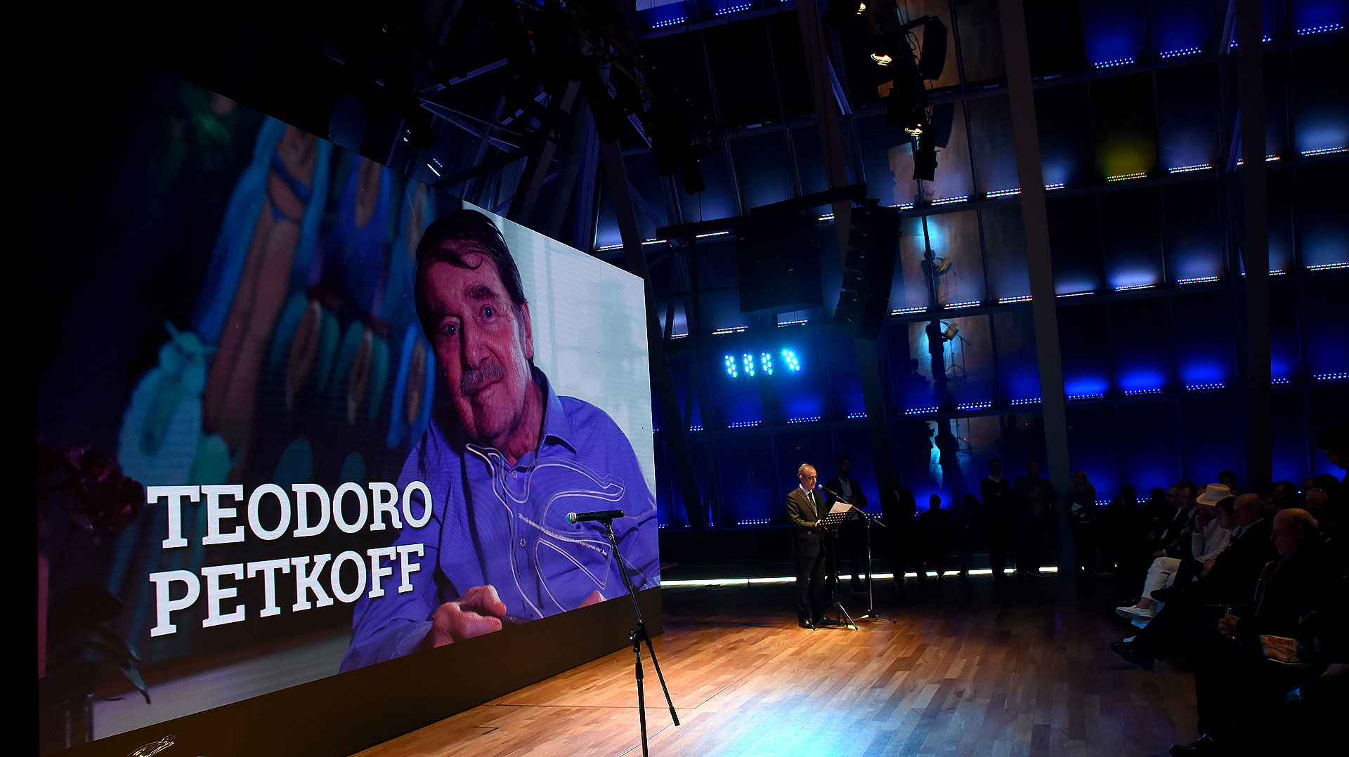 El periodista venezolano, Teodoro Petkoff, ganó el Premio Perfil a la Libertad de Expresión Internacional