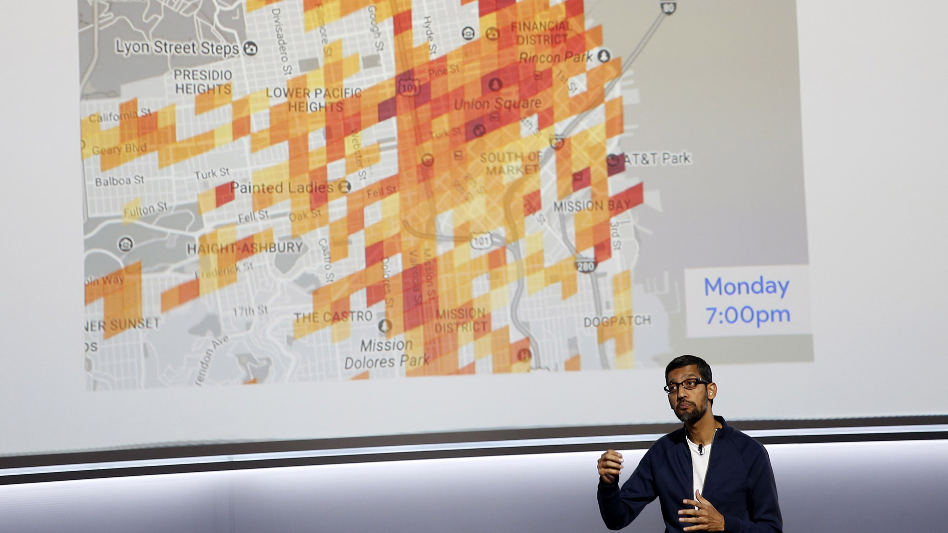 El director ejecutivo de Google Inc, Sundar Pichai, habla sobre la programación predictiva de estacionamientos de la compañía durante una presentación en San Francisco, California, EEUU, el 4 de octubre de 2017 (Reuters)