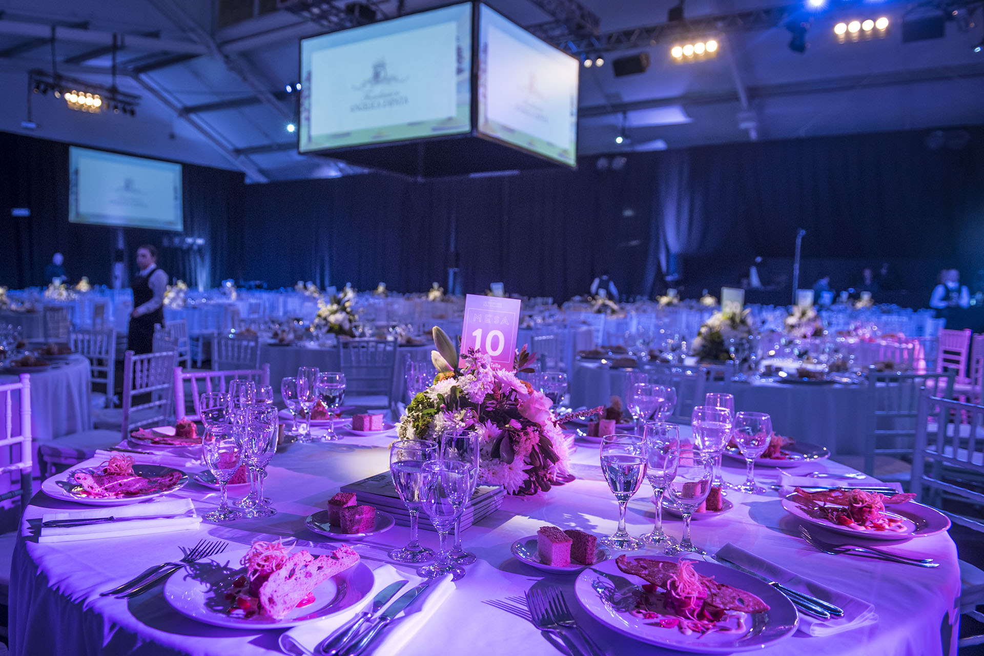 El salón decorado para más de 750 personas. Sillas Tiffany, centros de mesa primaverales, mantelería y vajilla en blanco acompañaron durante toda la cena
