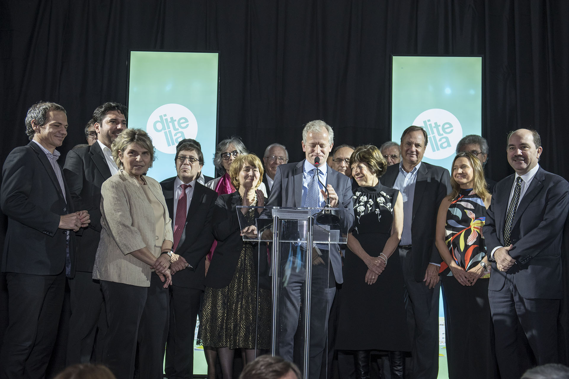 Miembros de los consejos de la Universidad Torcuato Di Tella en el agradecimiento final