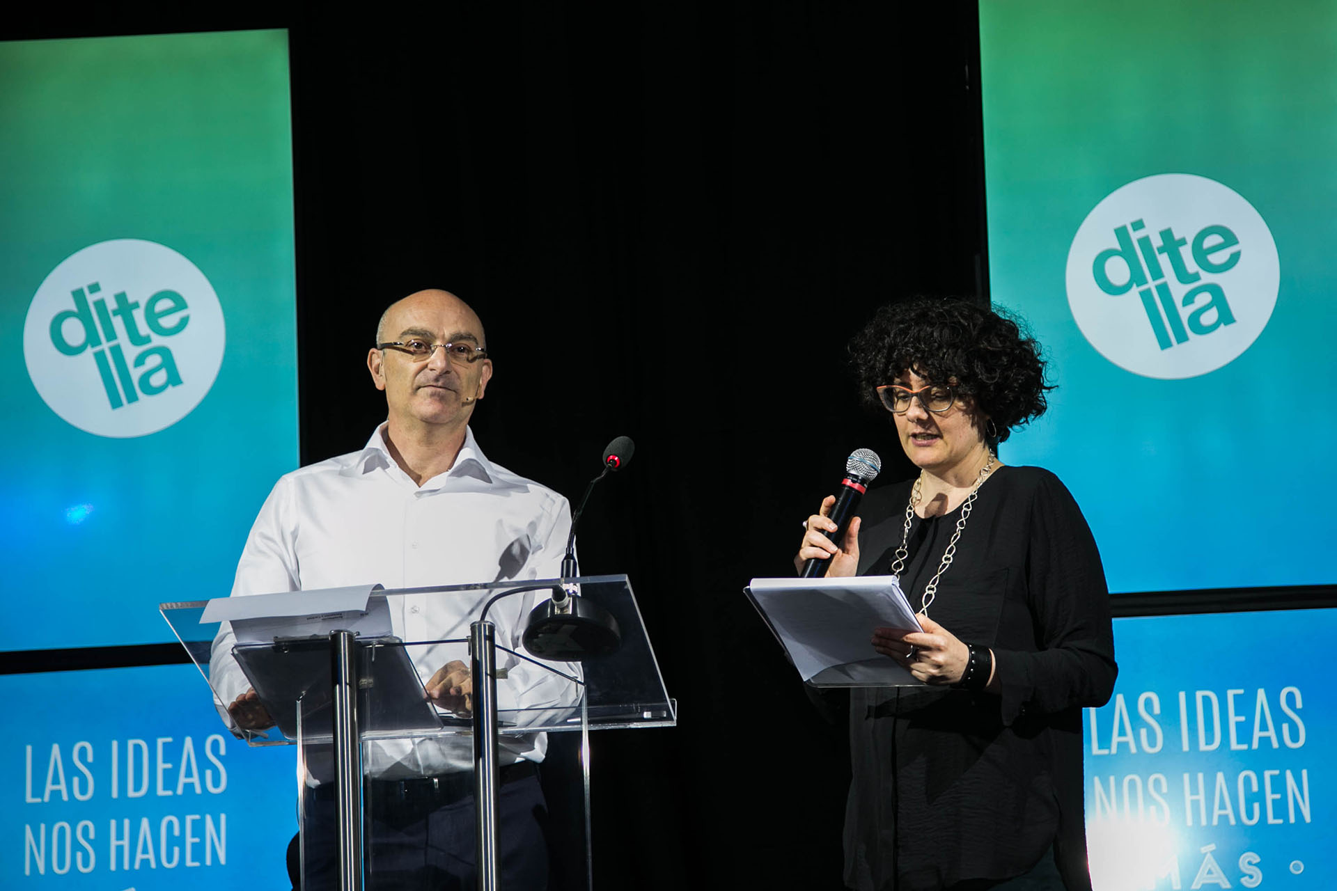Andrés Hatum, miembro de la Escuela de Negocios y profesor de la Universidad Torcuato Di Tella junto a Paula Bruno, directora del Departamento de Estudios Históricos y Sociales