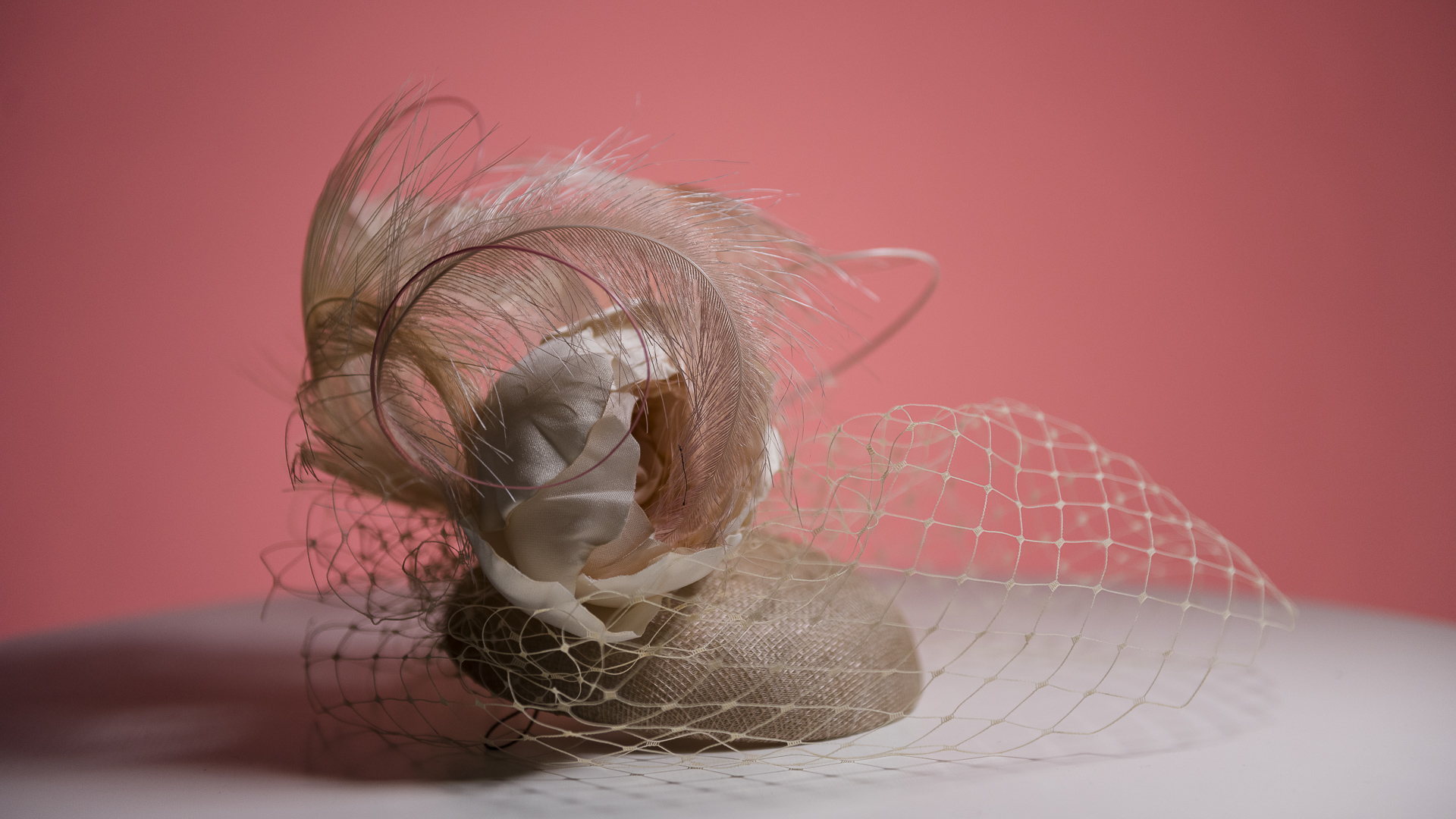 La sombrera Laura Noetinger diseñó el casquete con voilette, plumas y rosa