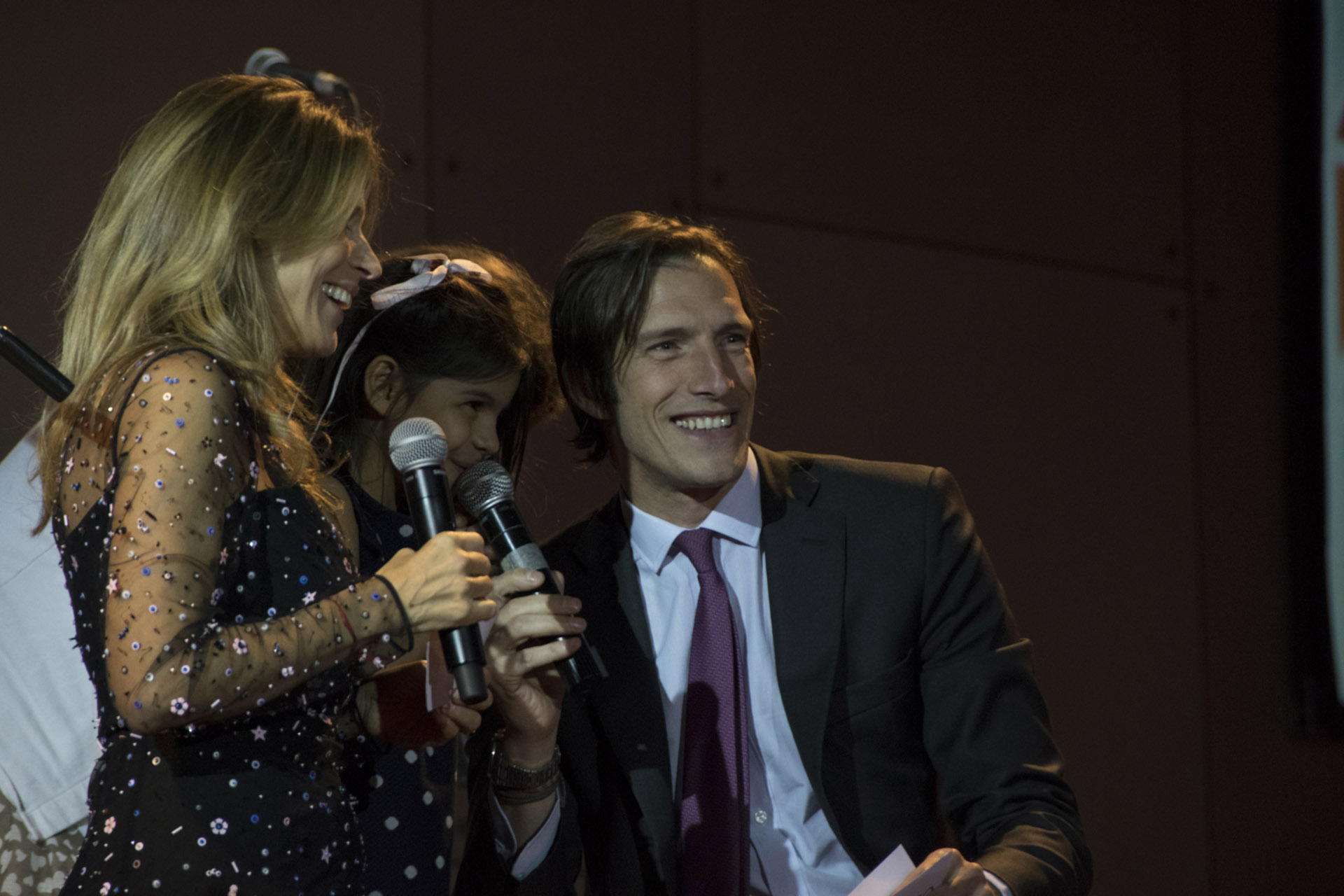 Flavia Palmiero e Iván de Pineda estuvieron a cargo de la conducción de la octava Comida Anual de Haciendo Camino, una asociación civil sin fines de lucro que, desde 2006, trabaja para mejorar la calidad de vida de niños y familias en situación de vulnerabilidad, en Santiago del Estero y Chaco