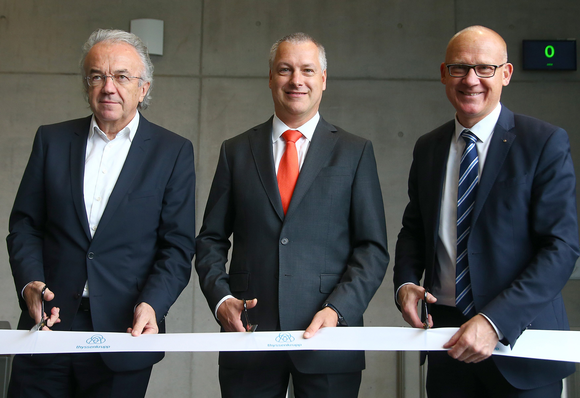 De izquierda a derecha: el arquitecto Werner Sobek, Andreas Schierenbeck y el alcalde de Rottweil, Ralf Bross, posan antes de la inauguración de la torre de pruebas de Thyssenkrupp en Rottweil, Alemania, el 6 de octubre de 2017.