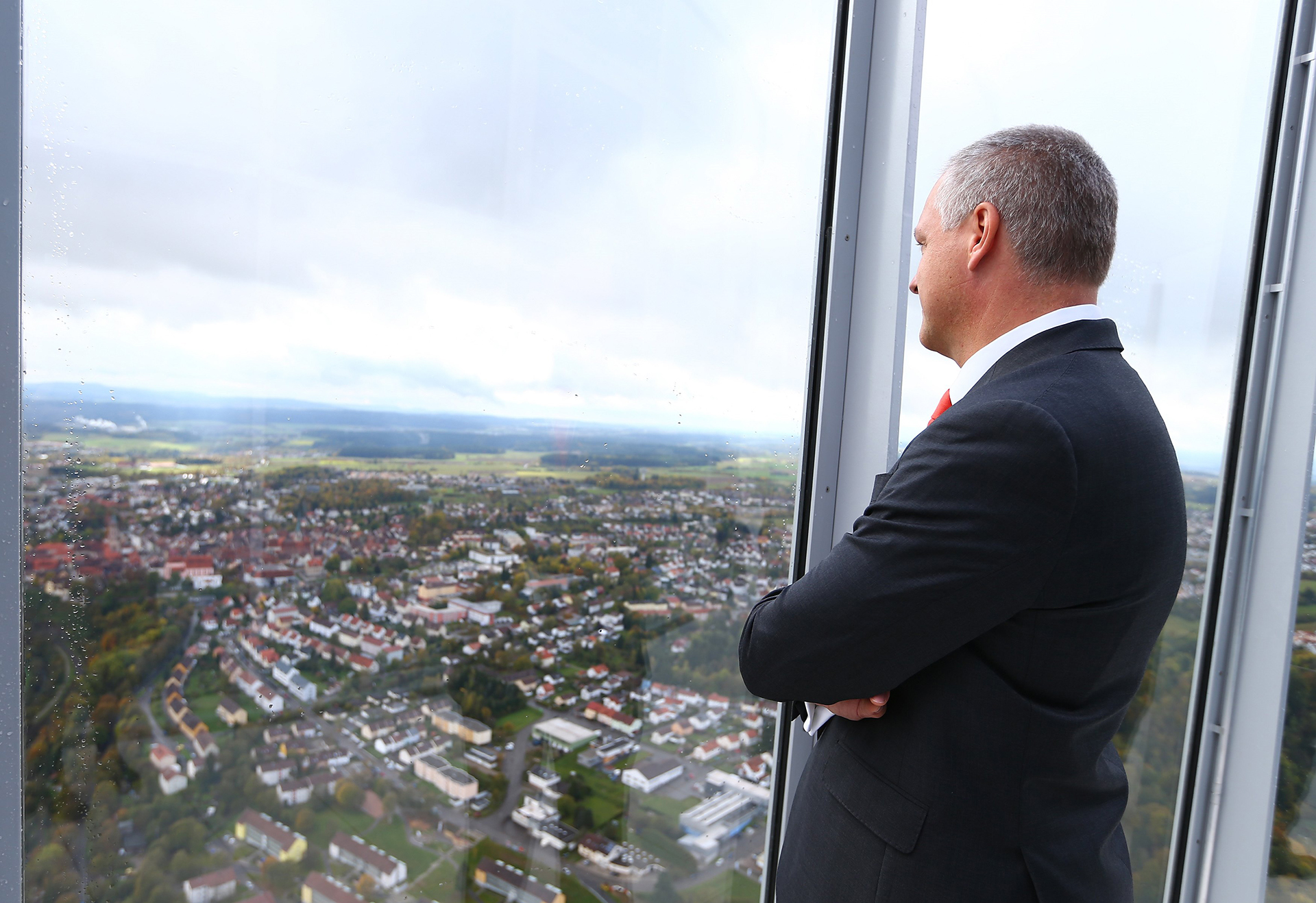 Andreas Schierenbeck, CEO de ThyssenKrupp Elevators, observa la vista desde la Test Tower.