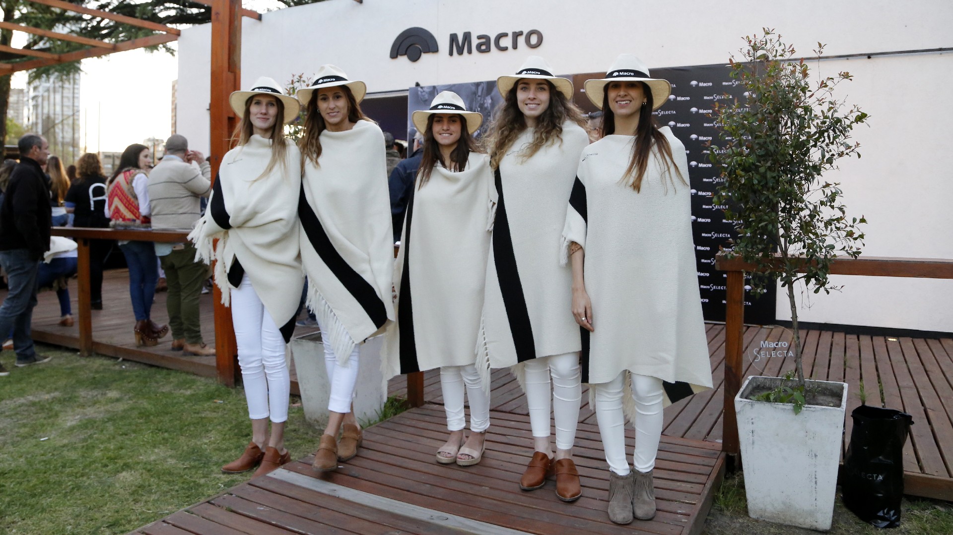 Las promotoras de Macro en al entrada del vip