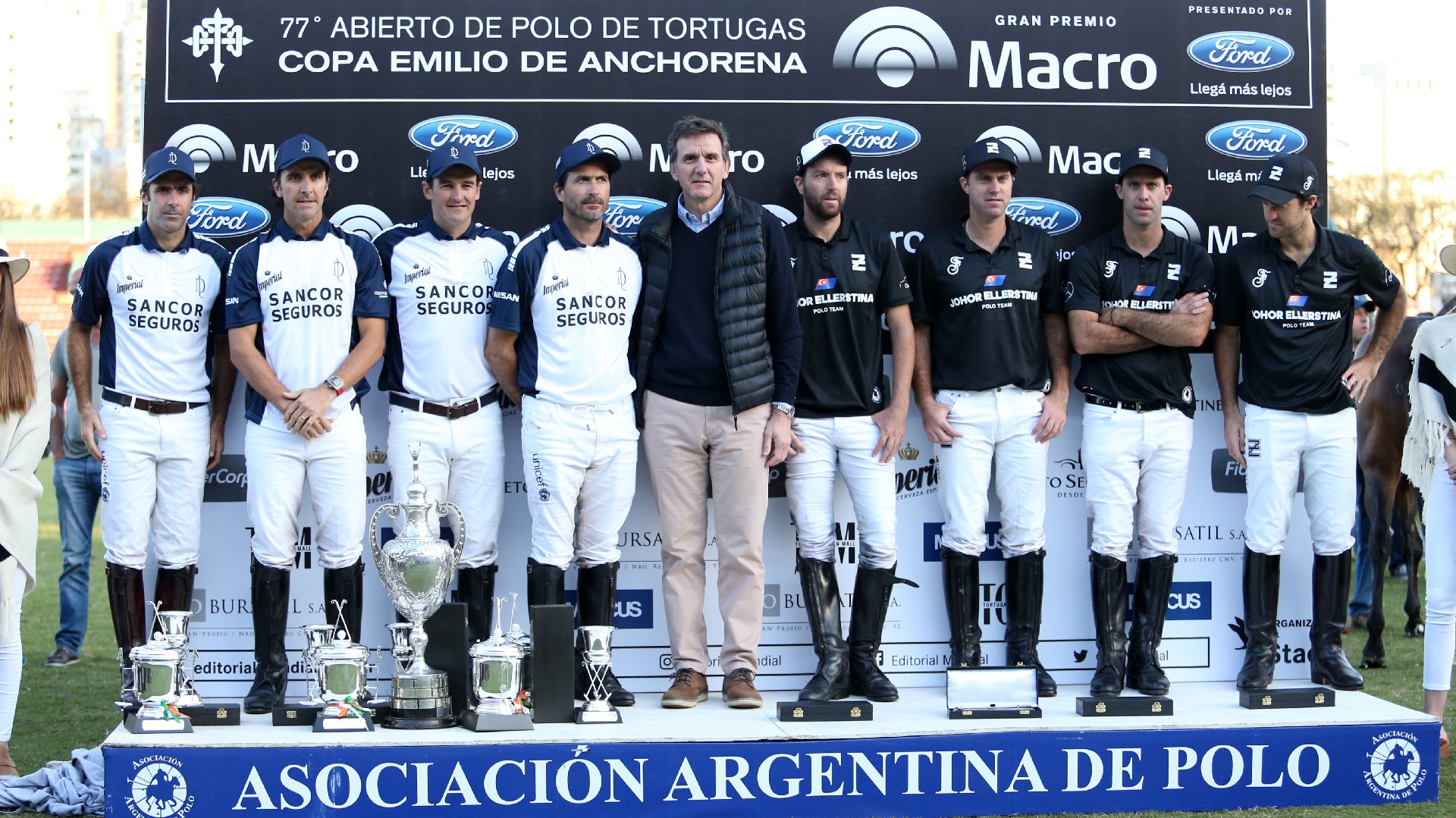 Gustavo Manriquez, gerente general de Banco Macro, junto a los equipos de La Dolfina y Ellerstina en el momento de la entrega del Gran Premio Banco Macro