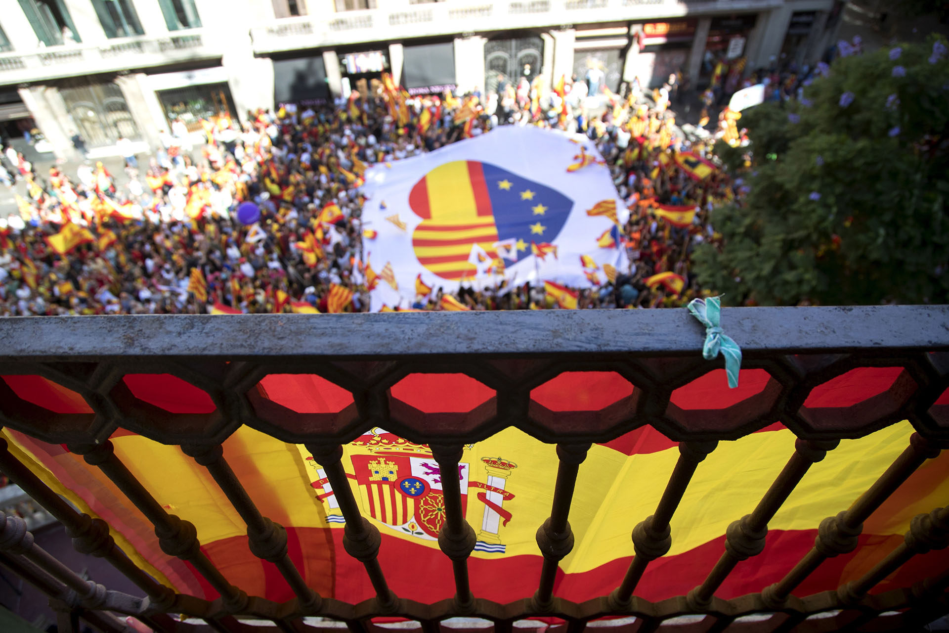 Vista de la manifestación convocada por Societat Civil Catalana en Barcelona en defensa de la unidad de España bajo el lema “¡Basta! Recuperemos la sensatez” y en la que se han participado miles de personas