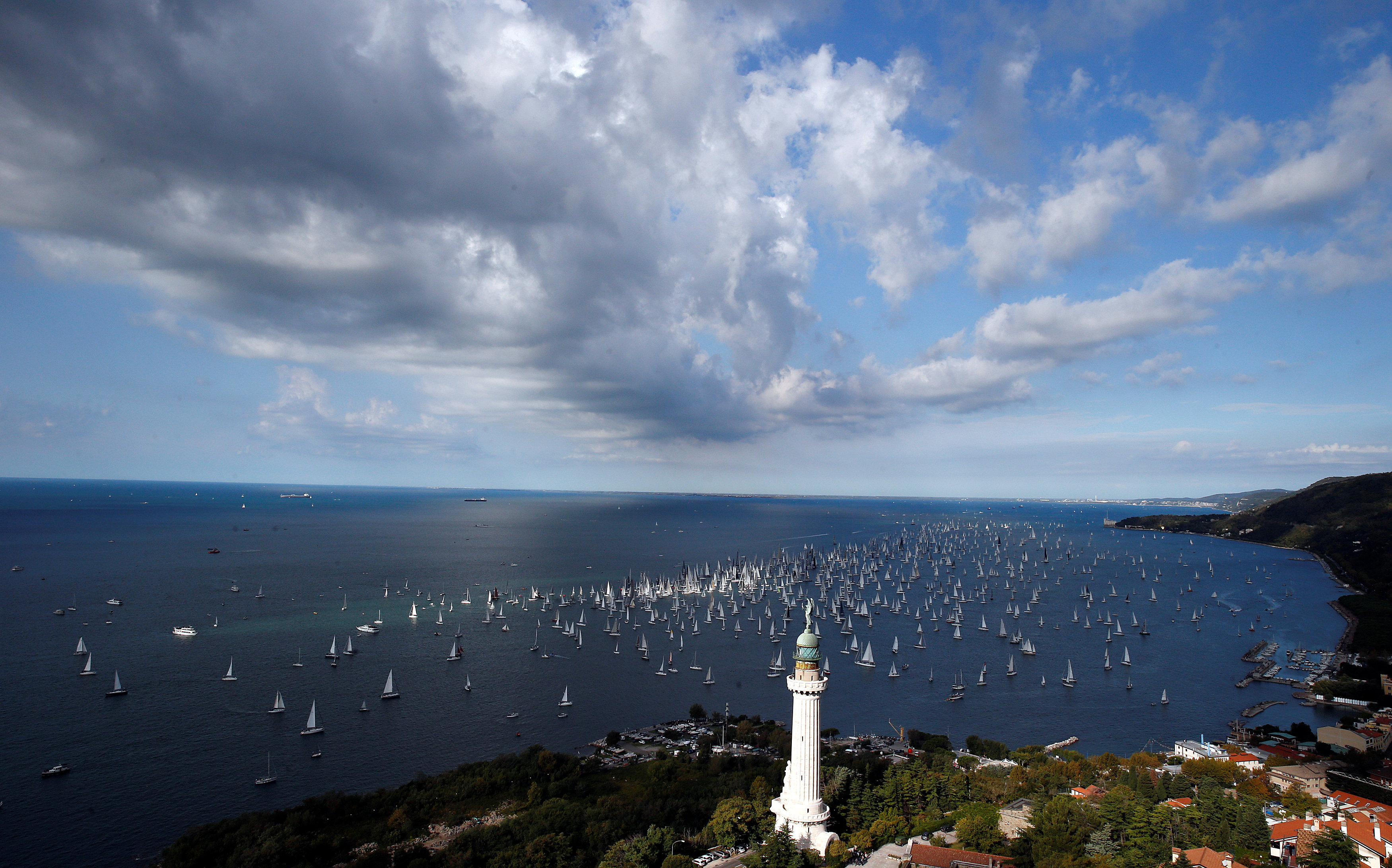 Los barcos vistos desde el Faro della Vittoria antes de la salida de la regata en el golfo de Trieste (Reuters)