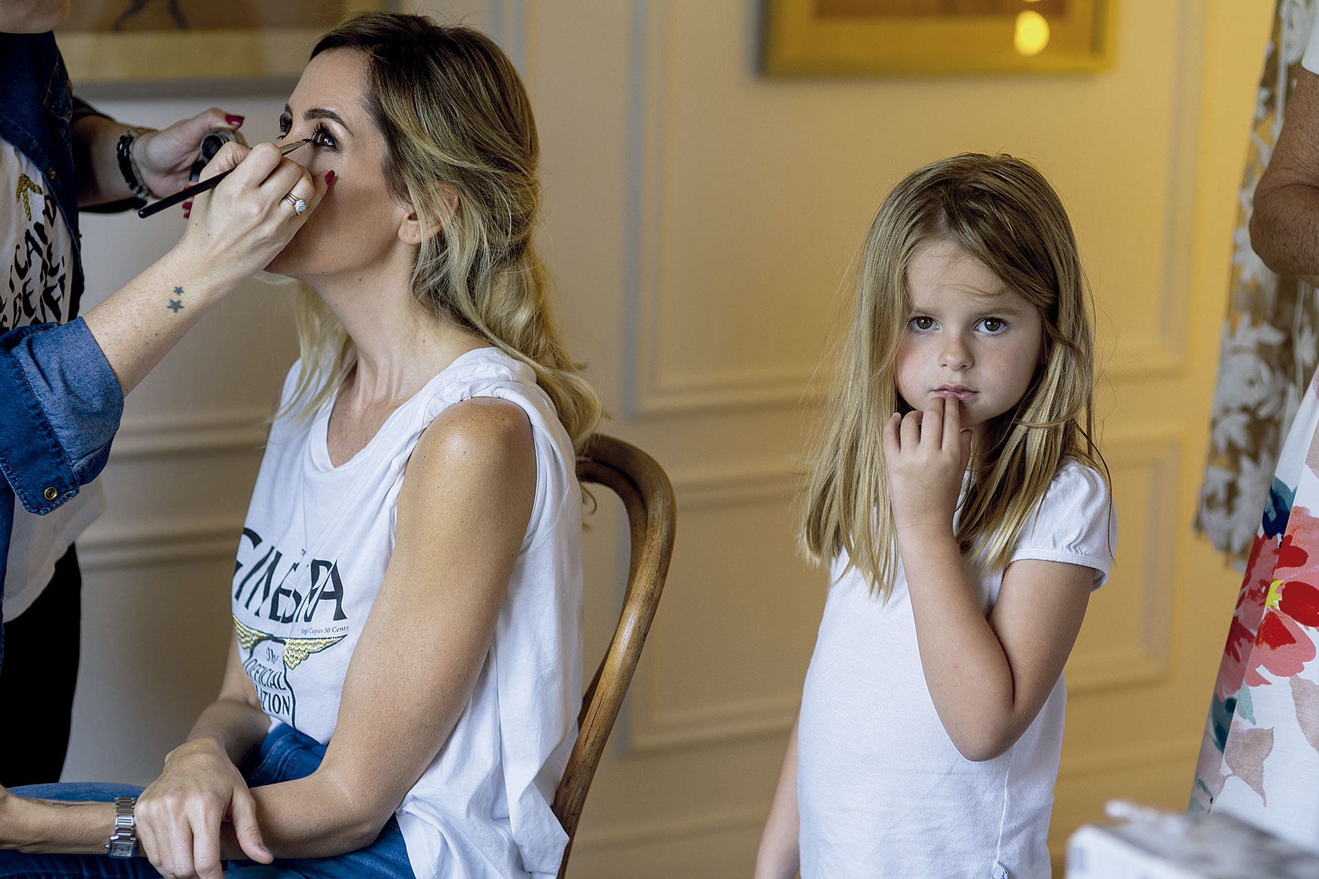 Lala en plena sesión de make-up junto a su hija menor, Isabel, en una suite de Astilleros Milberg, horas antes de la boda