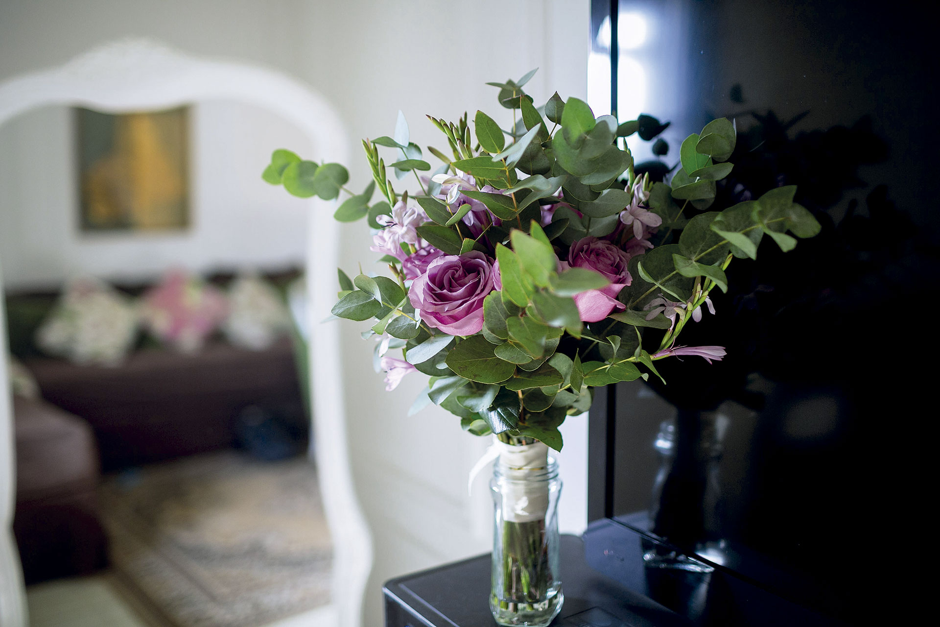 Simpleza chic: el ramo, con rosas, flores silvestres y hojas de eucaliptus.