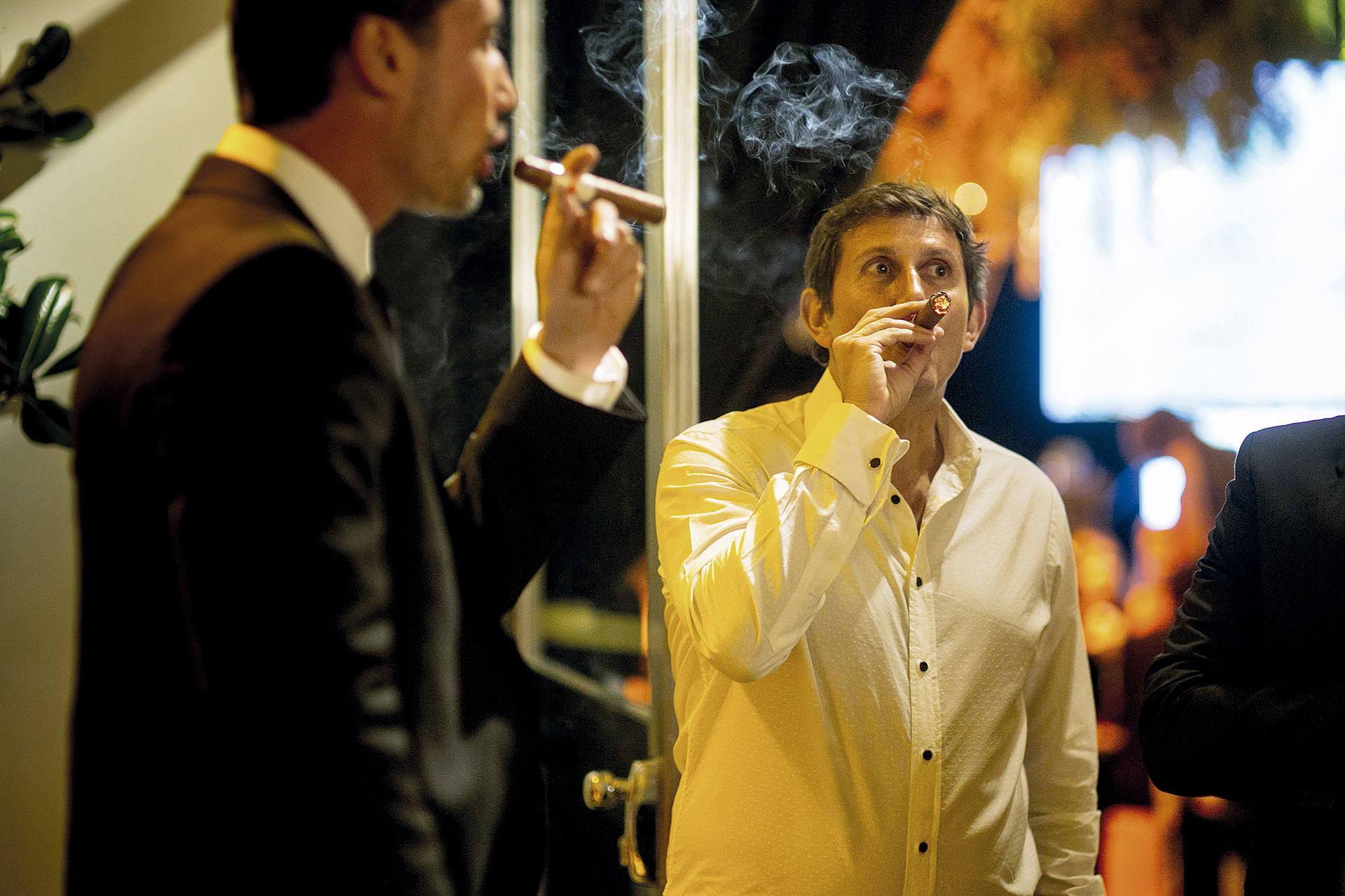 Para celebrar, Juan Pablo disfrutó de un habano