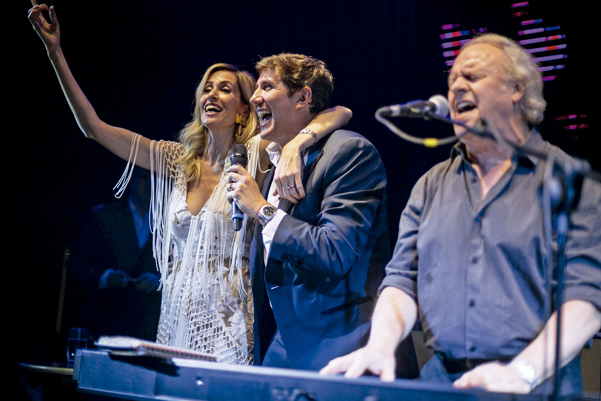 ¡Todos a bailar! Los novios felices junto a César “Banana” Pueyrredón