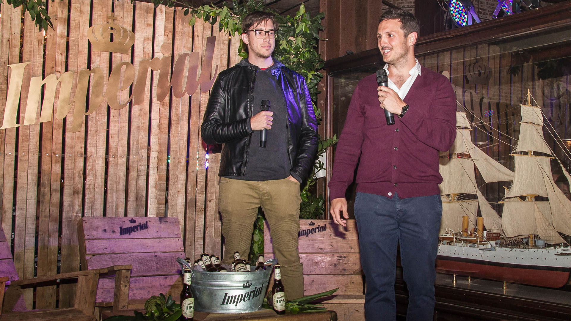 Marcos Coll Areco junto a Nicolás “Harry” Salvarrey. Presentando la novedad de Cerveza Imperial.