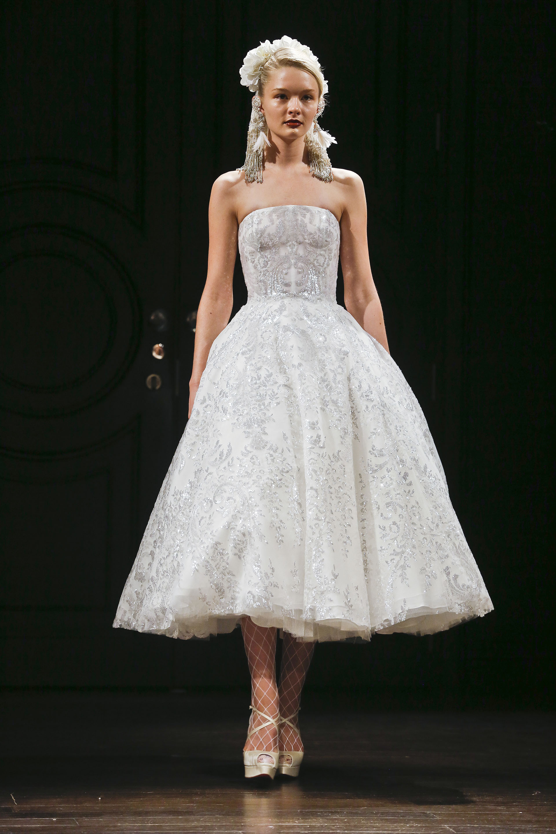 Naeem Khan innovó con un corte midi y detalles en color plata a lo largo de todo el traje (AP Photo/Bebeto Matthews)