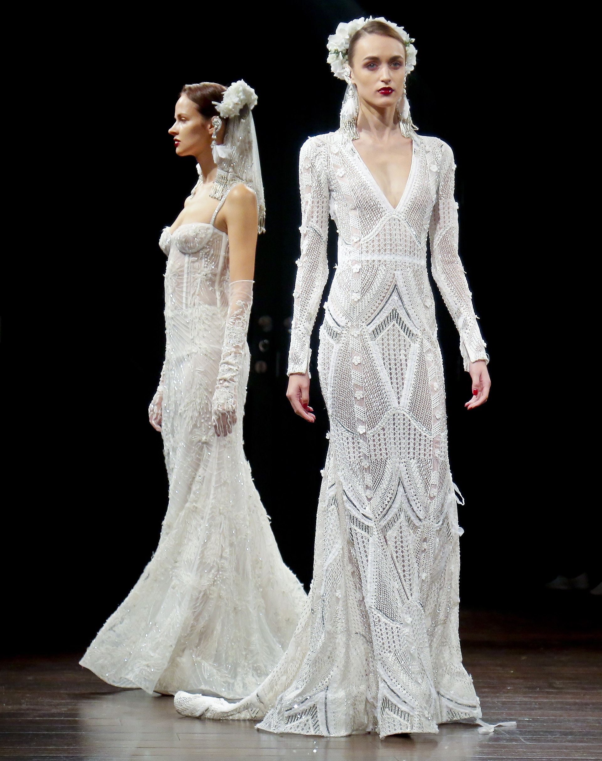 El diseñador Naeem Khan, fiel a su silueta al cuerpo y cubierto con una exuberante bordado