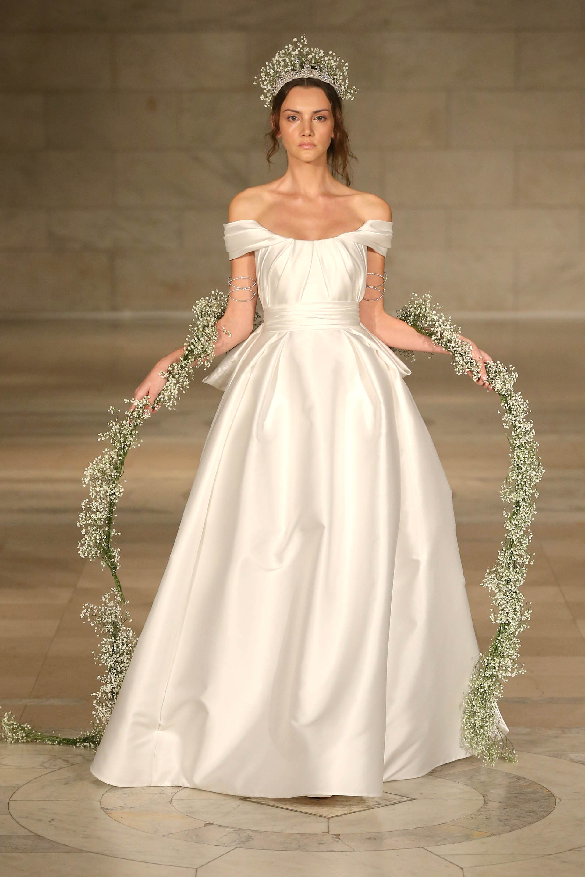 La diseñadora libanesa vuelve a sorprender con una elegante línea cargada de fantasía que mezcla tejidos y colores a la perfección. El volumen de las faldas cobra vida al igual que los escotes off shoulders (Photo by JP Yim/Getty Images for Reem Acra)