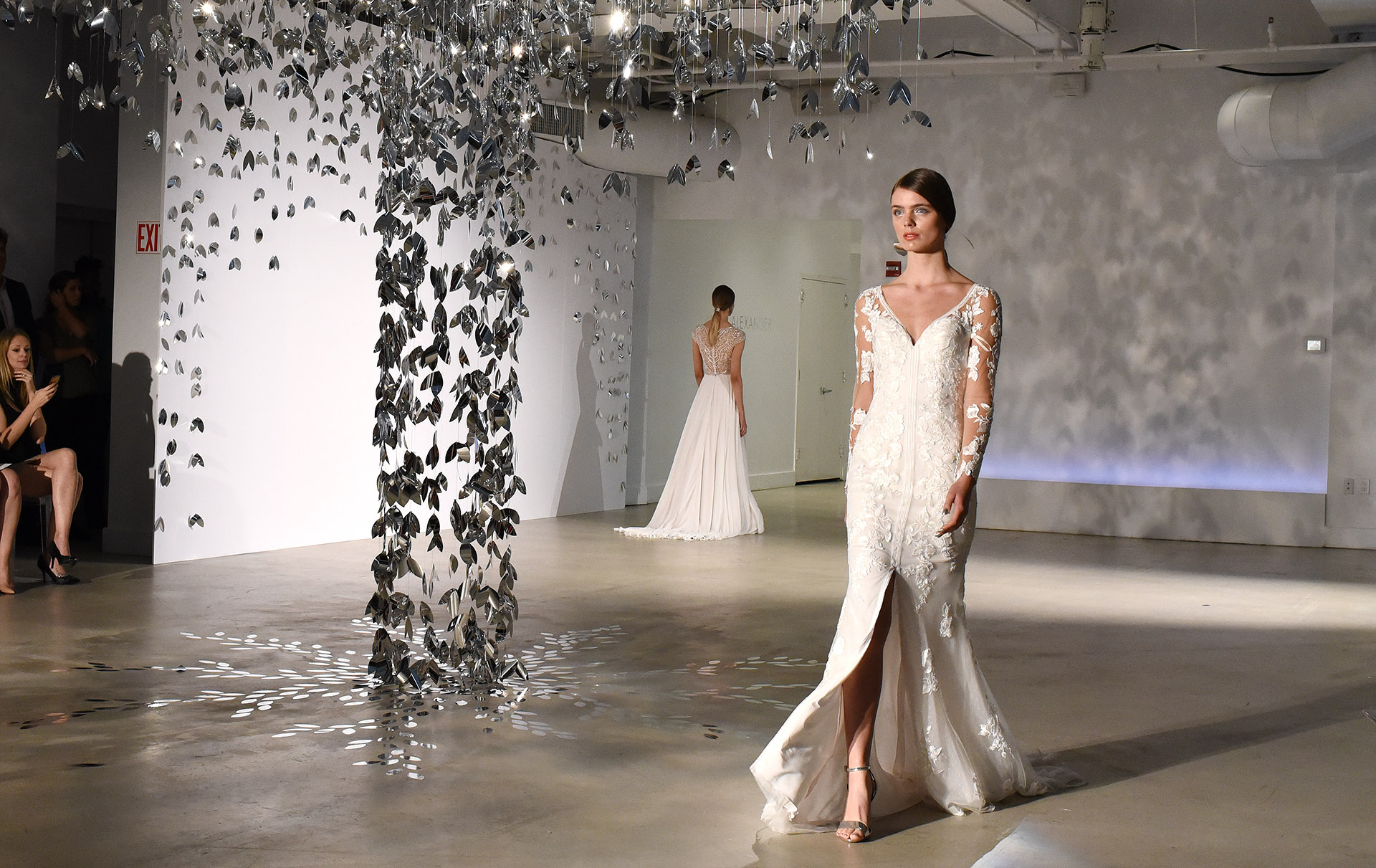La transparencia y el encaje, dos tendencias clásicas de los trajes de novias (Photo by Albert Urso/Getty Images for Justin Alexander)
