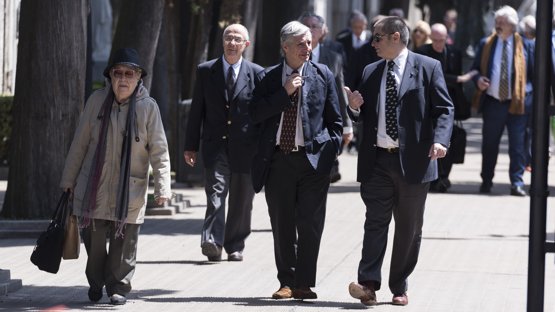 Tras un velatorio este lunes por la tarde en la casa del religioso, en Junín al 1.000, en la Capital Federal, sus restos fueron llevados a la parroquia Patrocinio de San José, en Ayacucho 1.072, donde se realizó una misa de cuerpo presente, antes de ser inhumados en el Cementerio de Recoleta