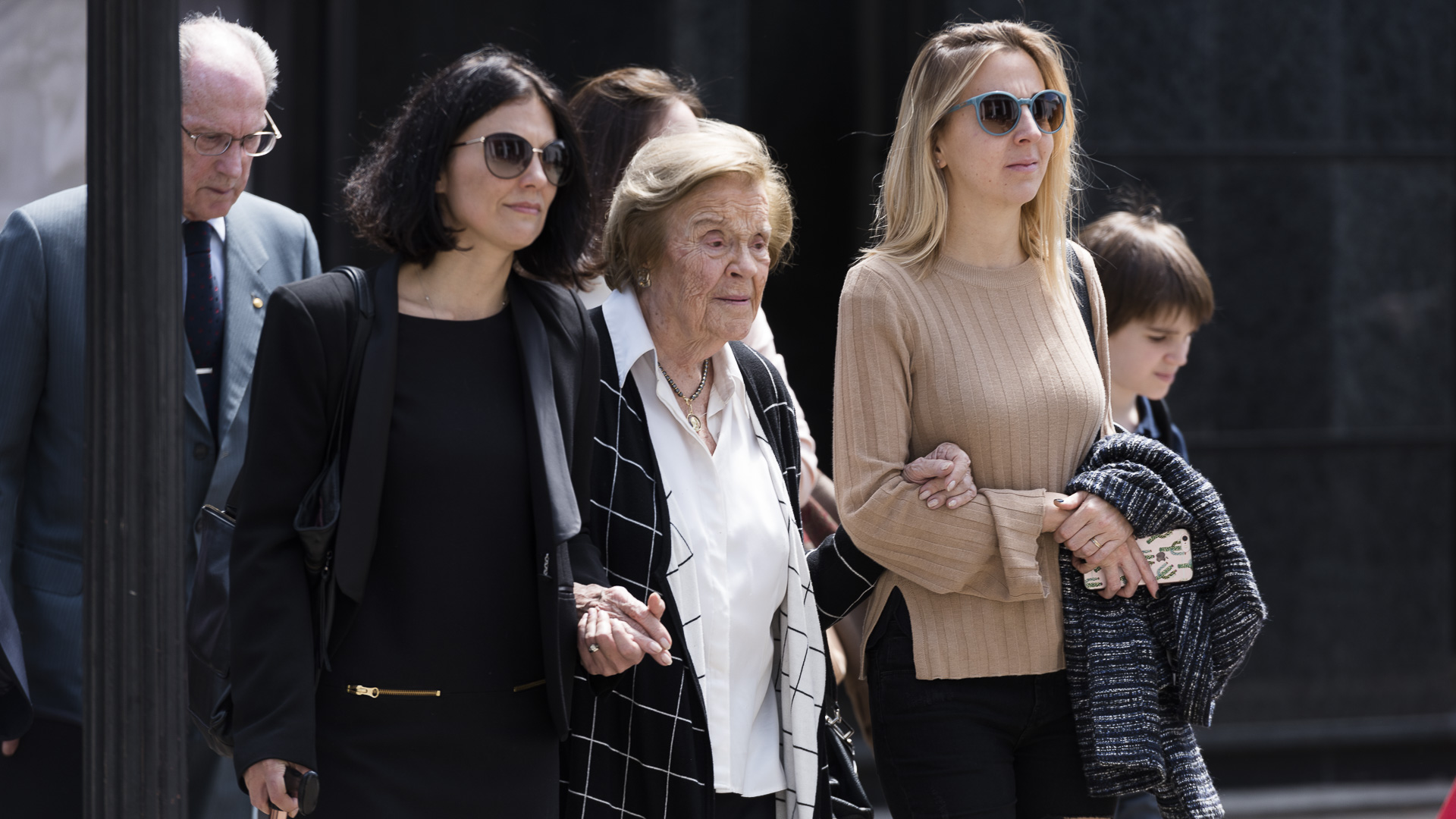 Teresita Braun, acompañada por sobrinas