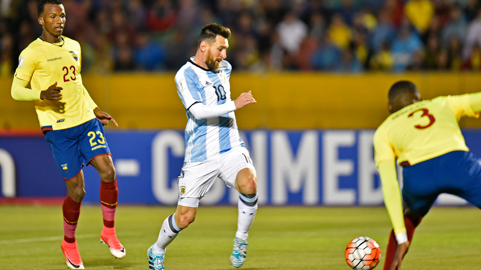 Con tres goles, el mejor jugador del mundo le dio la victoria al equipo de Sampaoli, que se clasificó a la Copa del Mundo