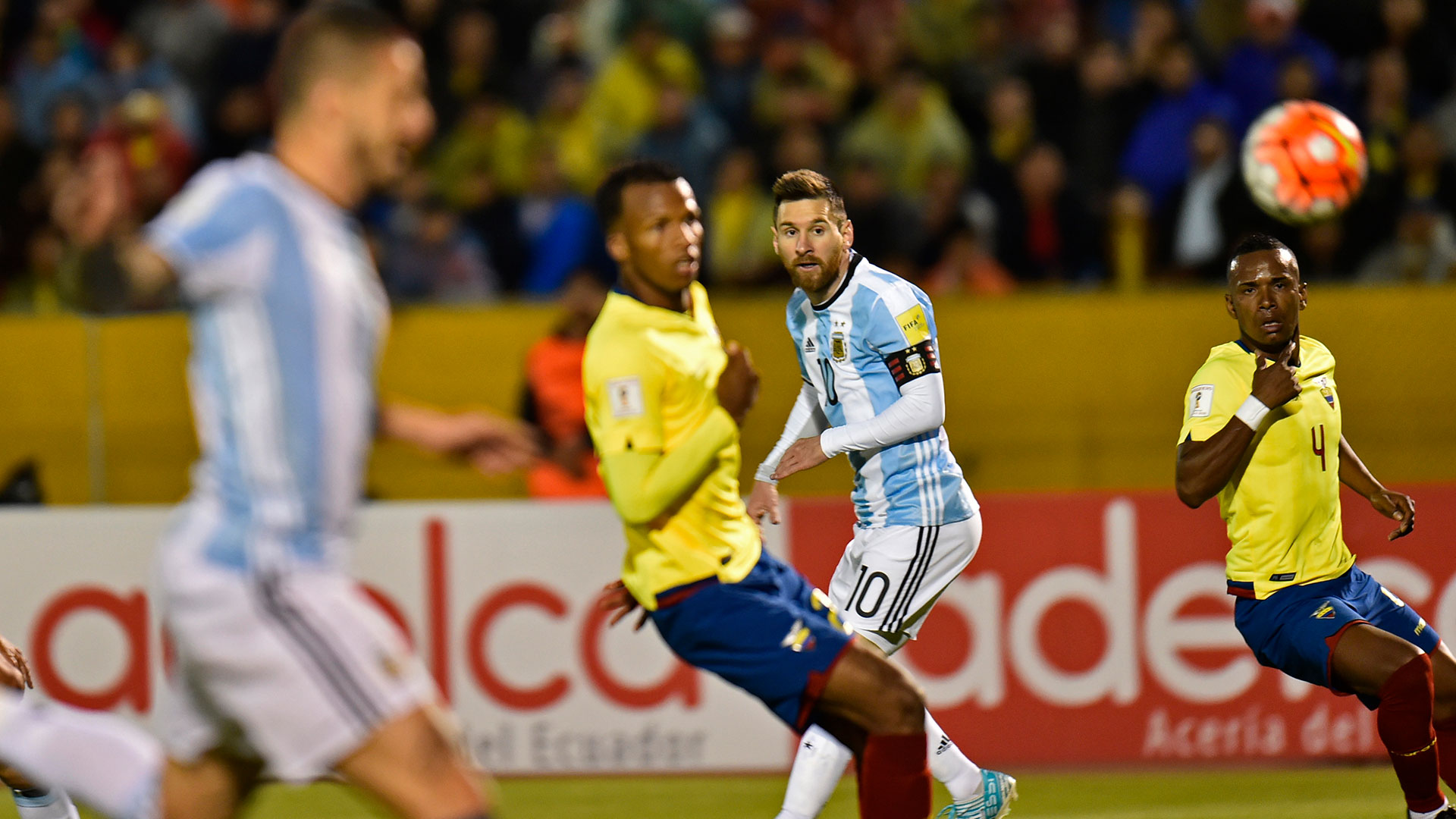 Si bien el toque del ex Rosario Central no fue limpio, la Pulga guapeó, encaró, deslizó su magia y convirtió el 2 a 1